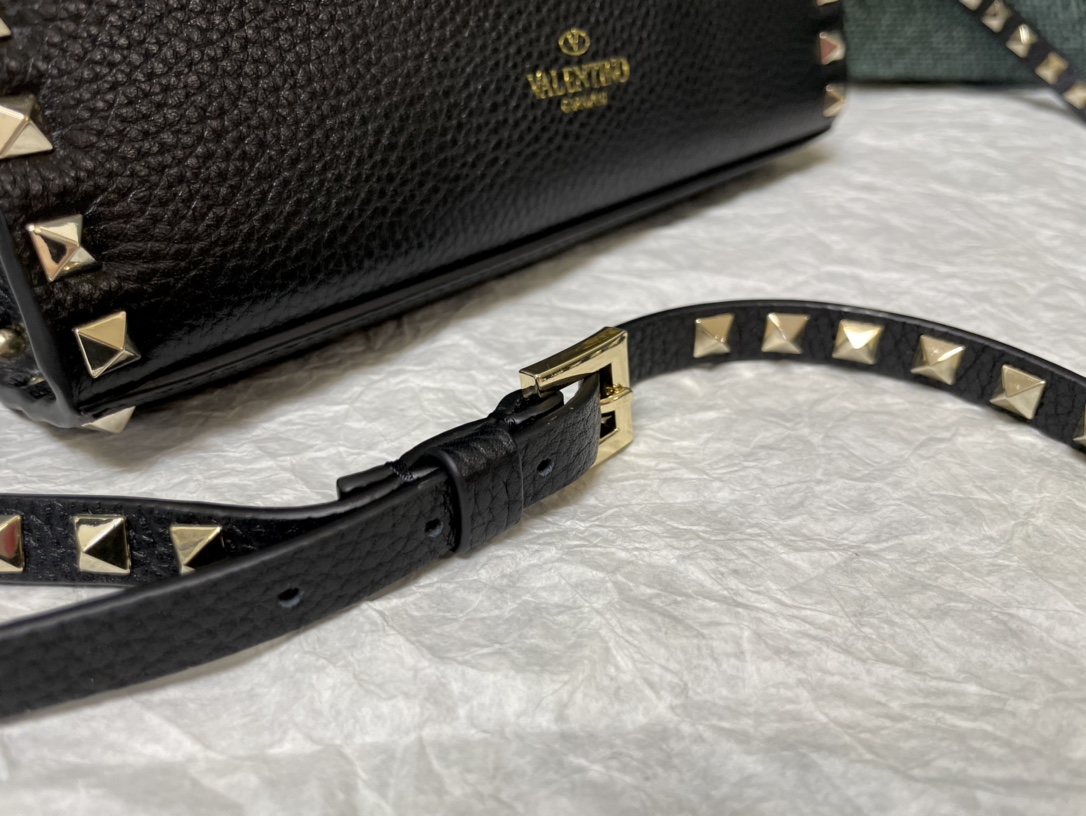 Valentino华伦天奴摔纹牛皮邮差包0181