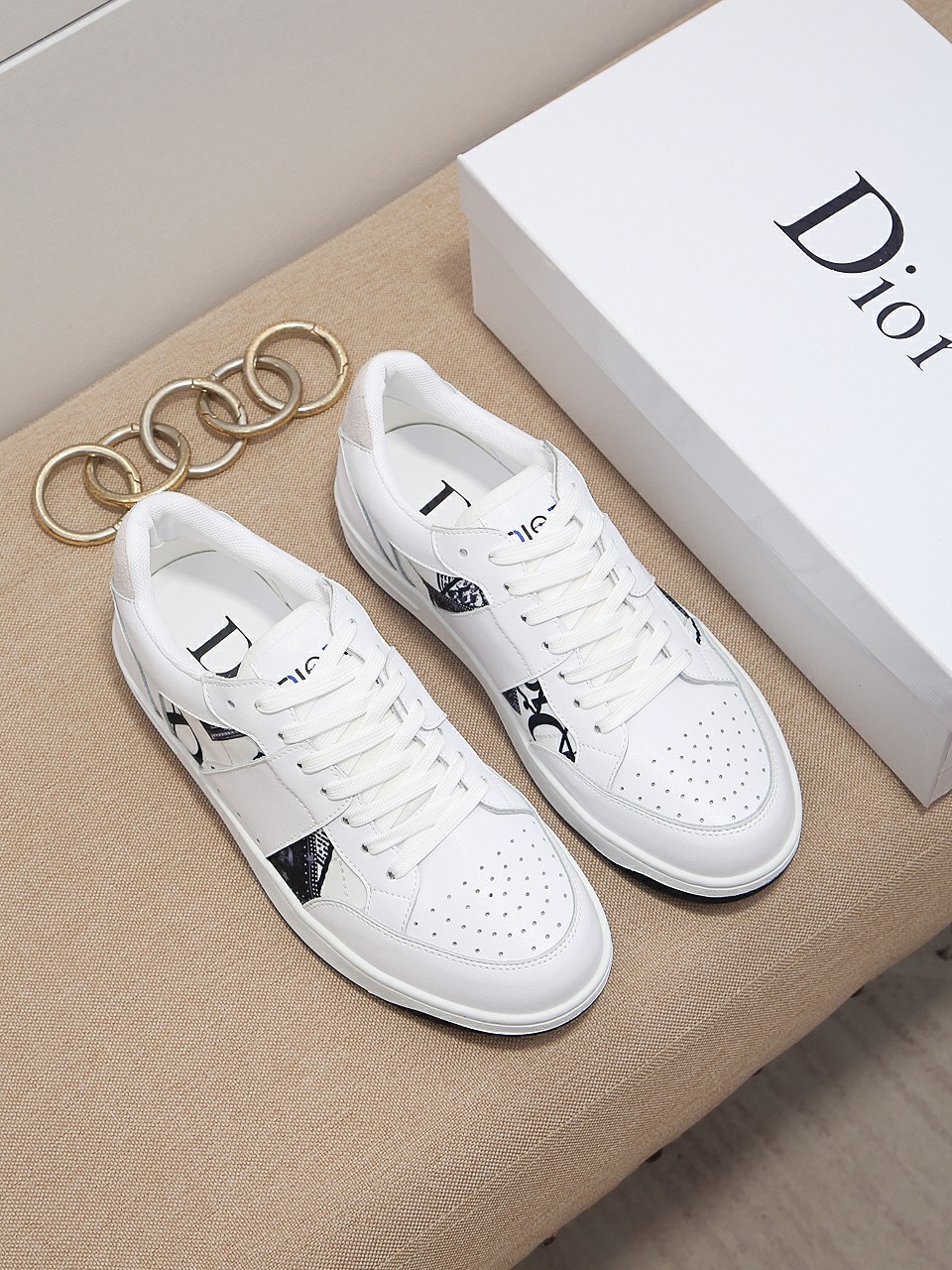 I0 迪奥 最潮款、休闲鞋鞋让行走更加便捷舒适、运动男鞋休闲款，与官方质量相比完美的1：1复刻[色]均采用原版。漆皮面真皮内里，打造时尚个性衬托你的与众不同潮男必备。