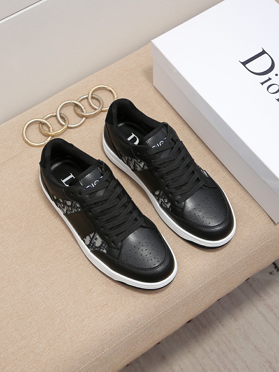 I0 迪奥 最潮款、休闲鞋鞋让行走更加便捷舒适、运动男鞋休闲款，与官方质量相比完美的1：1复刻[色]均采用原版。漆皮面真皮内里，打造时尚个性衬托你的与众不同潮男必备。