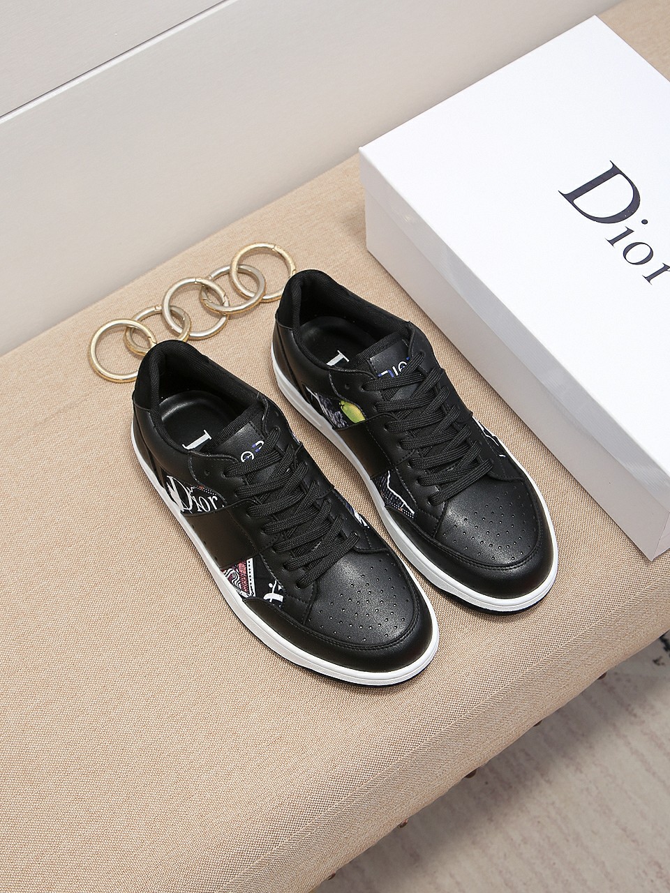 I0 迪奥 最潮款、休闲鞋鞋让行走更加便捷舒适、运动男鞋休闲款，与官方质量相比完美的1：1复刻[色]均采用原版。漆皮面真皮内里，打造时尚个性衬托你的与众不同潮男必备。