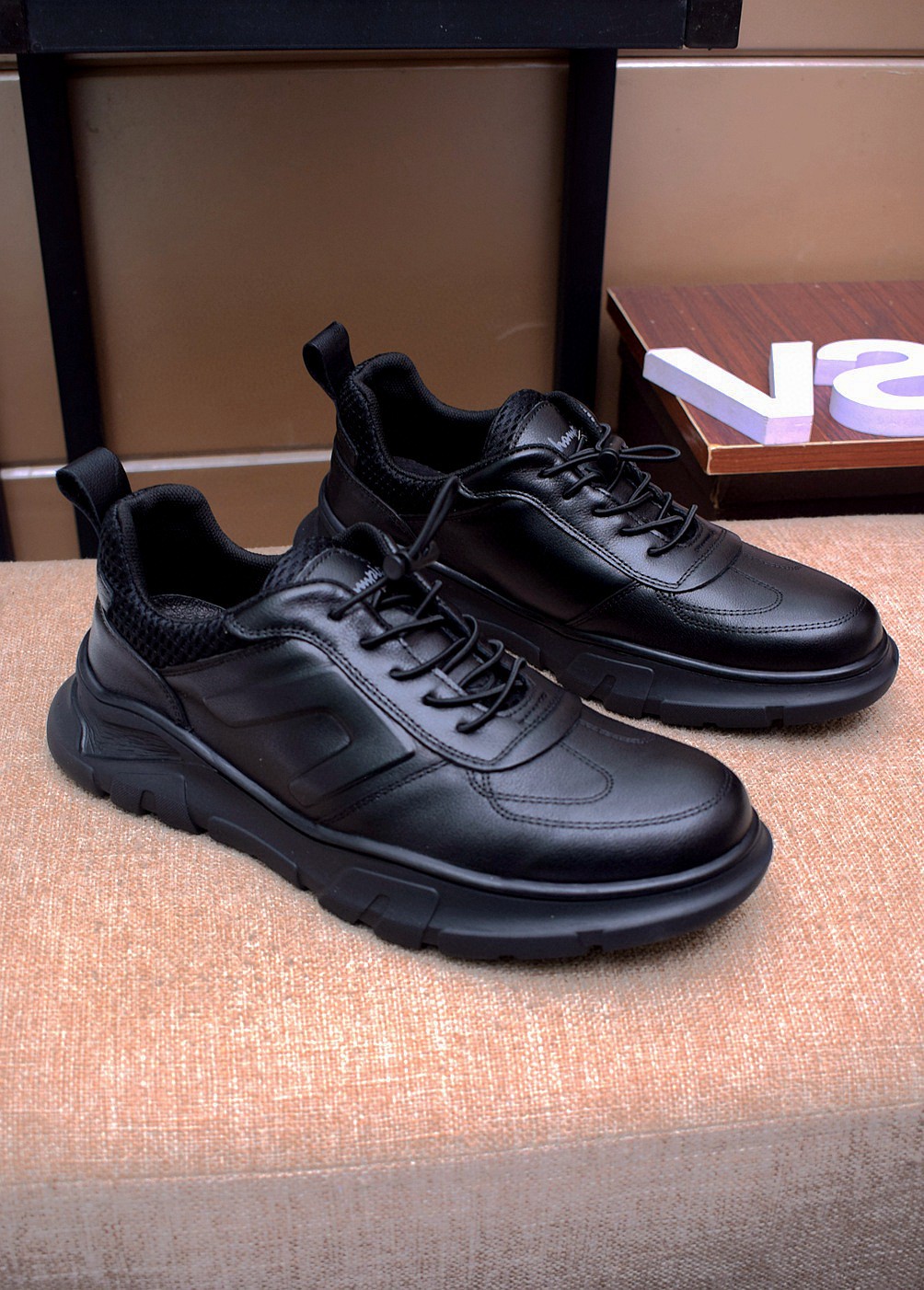 I5 ， 100%头层牛皮软牛皮舒适款，   普拉达 Prada 官网原版1:1火爆上市。舒适原版进口橡胶大底，柔软耐磨，运动鞋型，精选 100%头层牛皮小牛皮，真皮内里，真皮垫脚。