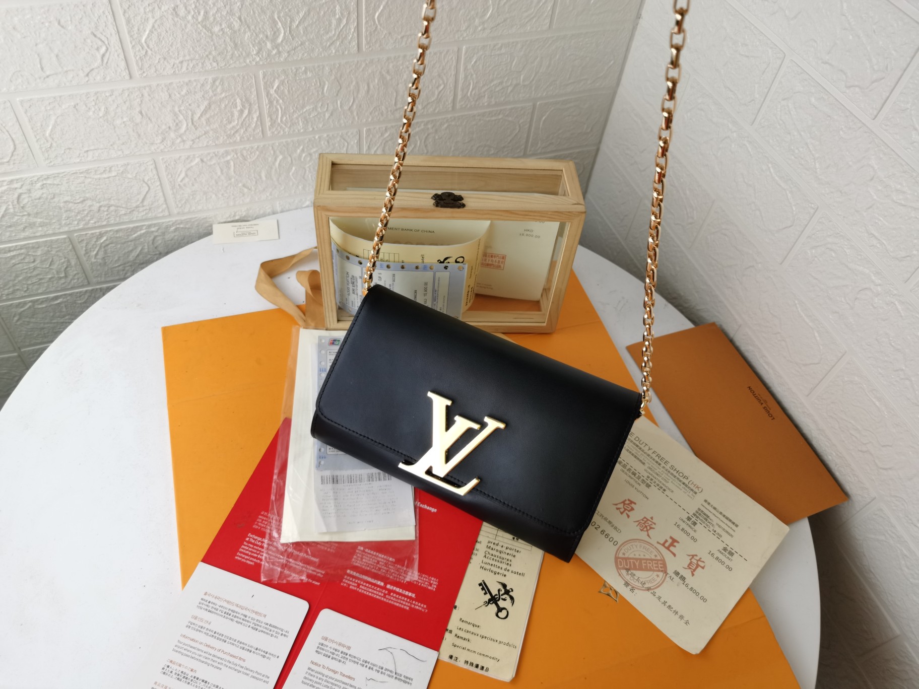 エレガントなミニバッグ – 金色チェーン付き