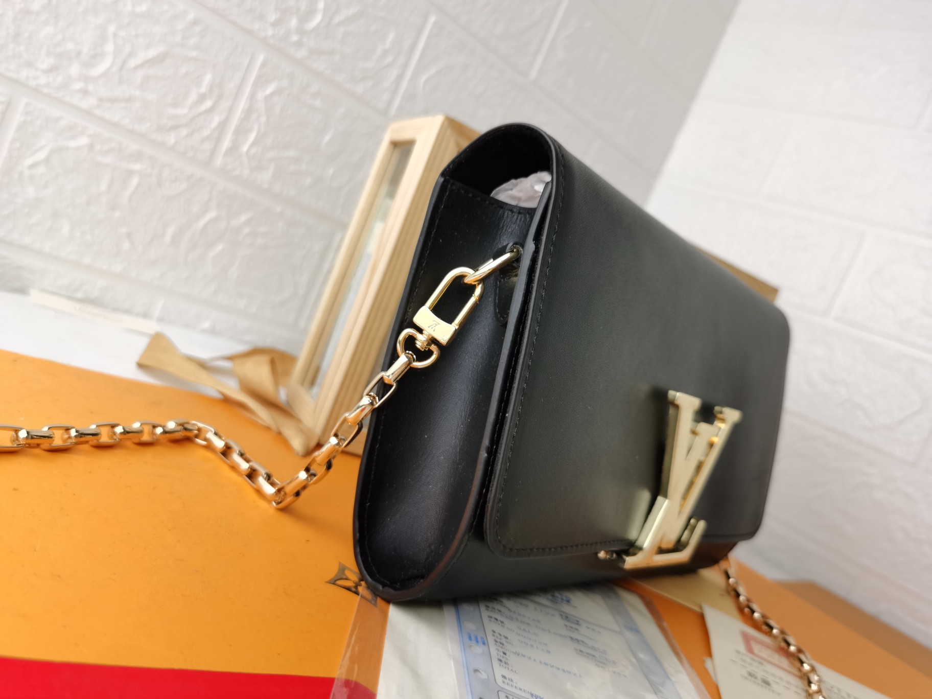 エレガントなミニバッグ – 金色チェーン付き