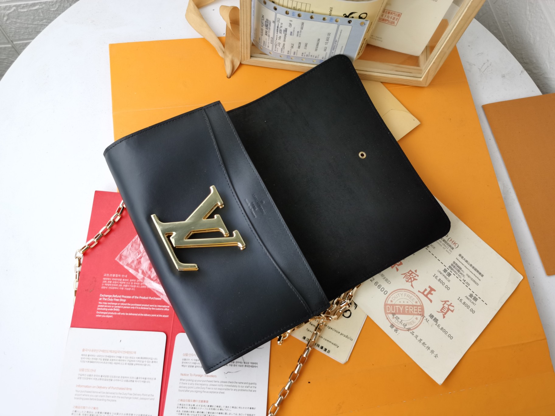 エレガントなミニバッグ – 金色チェーン付き