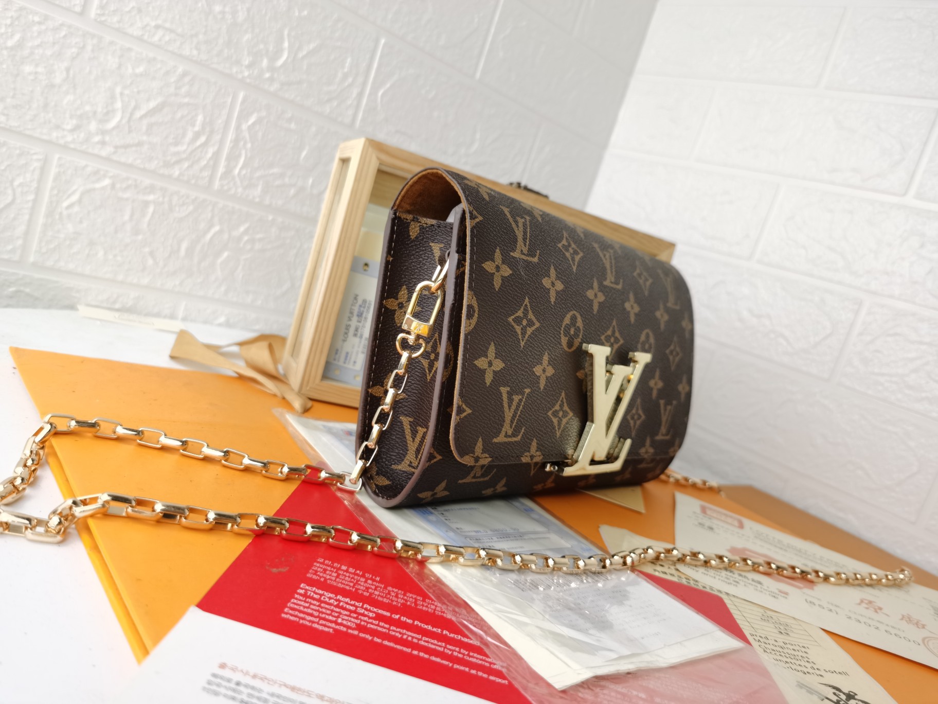 洗練されたエレガンスのミニバッグ