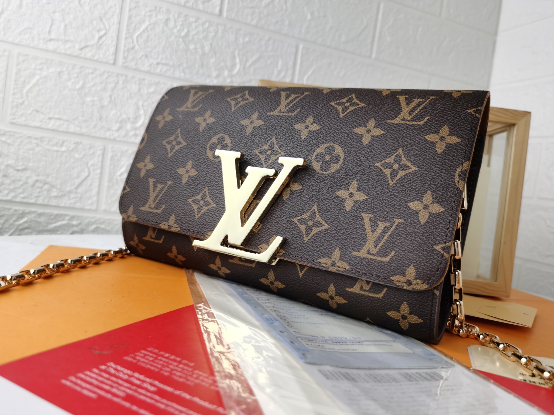 洗練されたエレガンスのミニバッグ