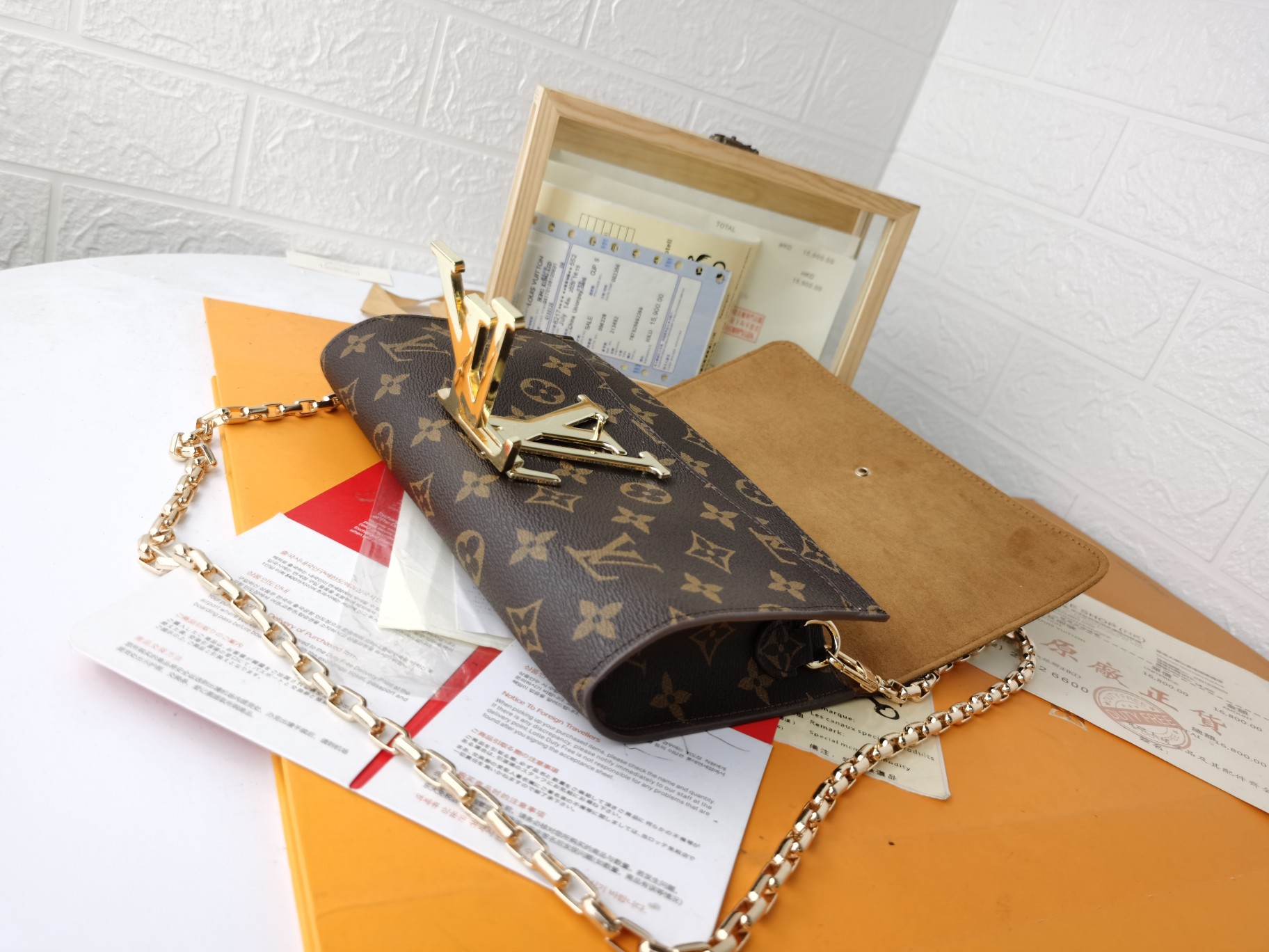 洗練されたエレガンスのミニバッグ