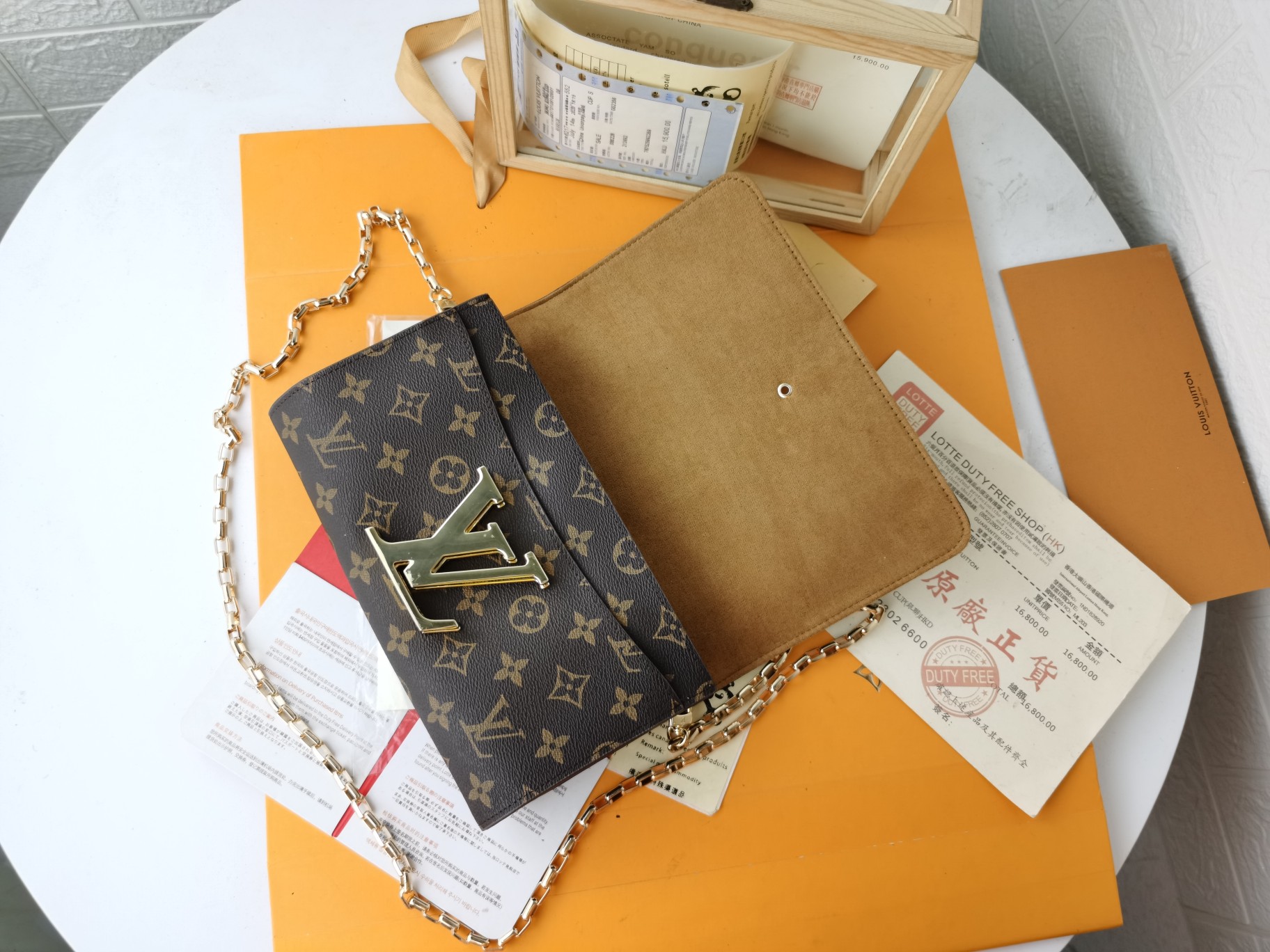 洗練されたエレガンスのミニバッグ