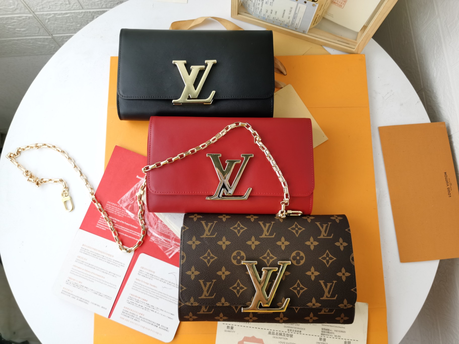 洗練されたエレガンスのミニバッグ