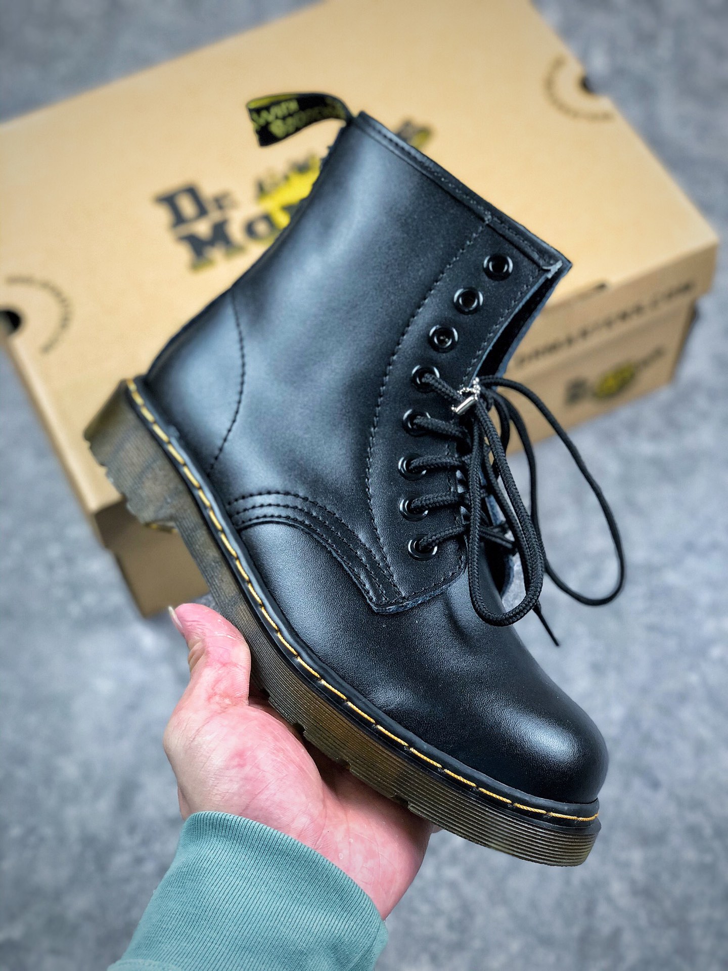 福利特价 冲刺双十一
本地自取 支持放店
Dr.martens 马丁医生 1460系列八孔
公司规格 全机车走线 原材生产 香港代购 同一批次订单 全头层牛皮 进口橡胶大底 耐穿耐磨 用个三五年不是问题 专柜包装 手贴袋 一应俱全 爱酷的女生 男生 可以入手啦 秋冬春三季随意搭配 随意驾驭 
Size：35 36 37 38 39 40 41 42 43 44 （女码正常码 男码偏大一码）