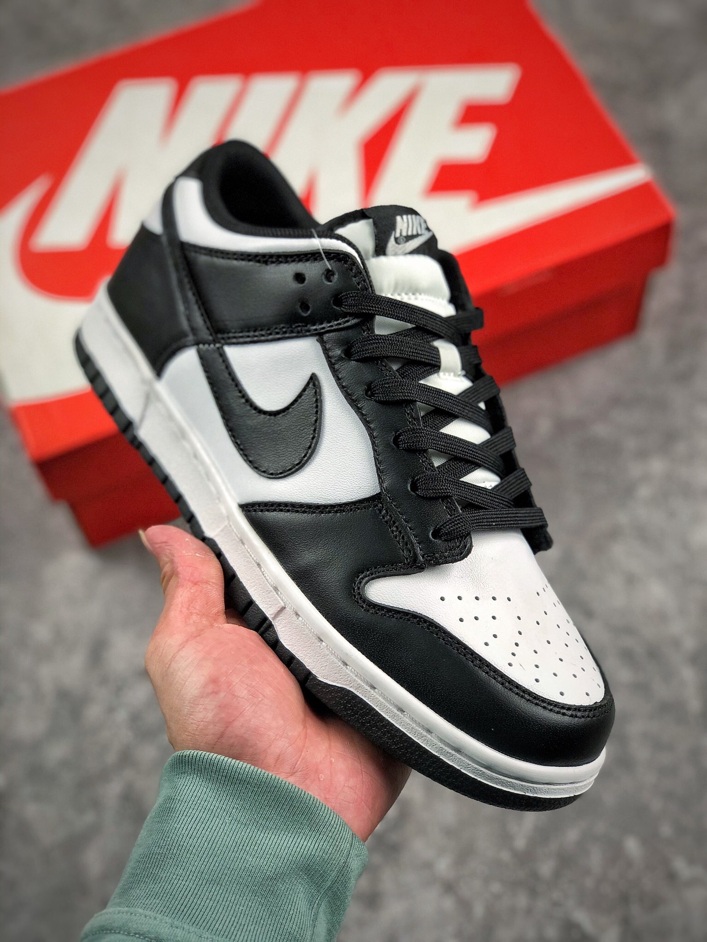 本地自取 终端放货
NK Dunk Low 黑白熊猫 货号：DD1391-100 全套原楦原模倾力打造完美版型 独家原厂航空铝磨具打磨大底 鞋头坡度极致还原 无解鞋型 原盒原配 圈内天花板工艺 原厂冲刀 超高清洁度 全鞋零毛边皮料切割 
SIZE：36 36.5 37.5 38 38.5 39 40 40.5 41 42 42.5 43 44 44.5 45