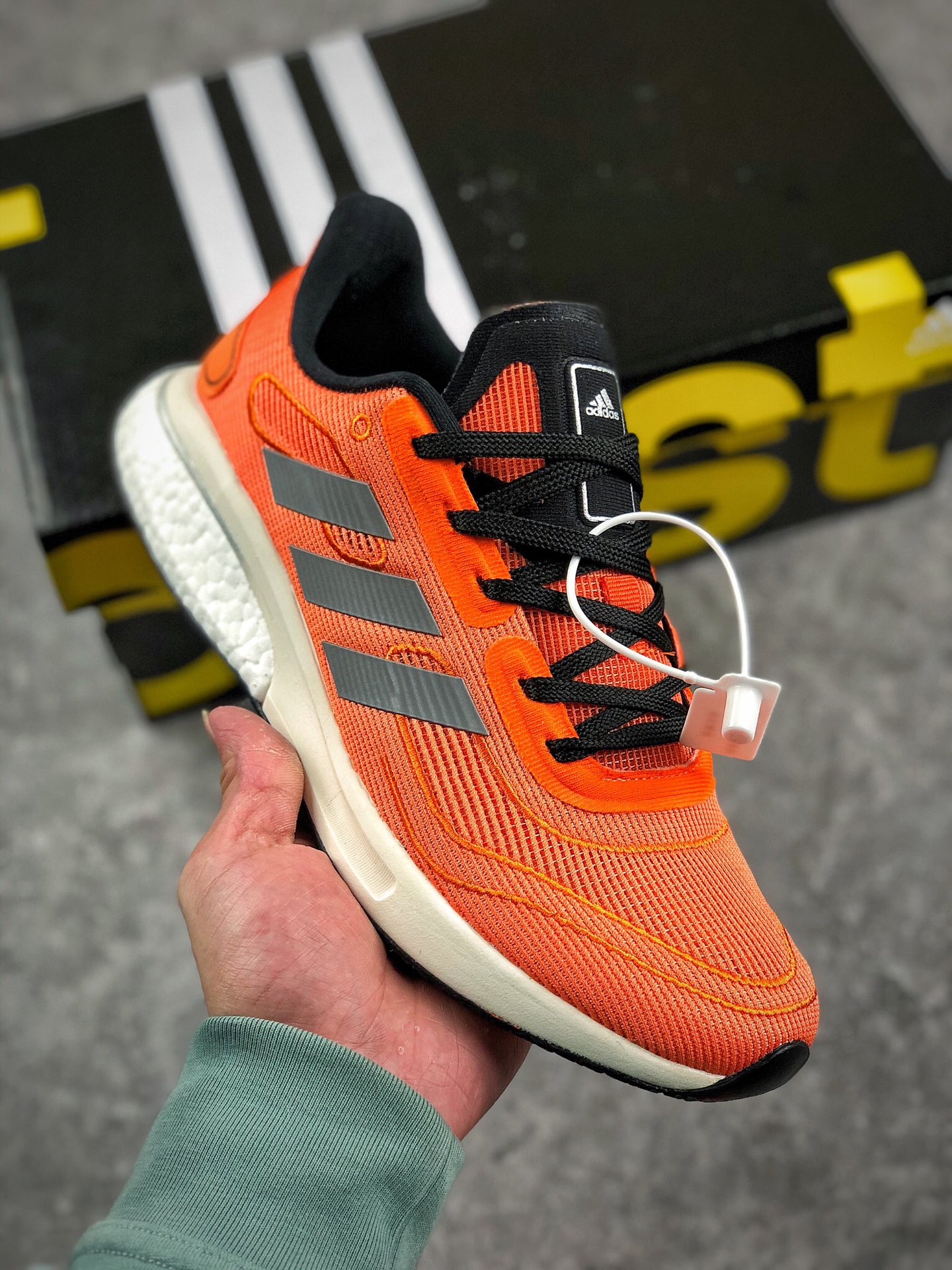 本地自取 支持放店
阿迪达斯 Adidas Supernova M 马拉松赛事休闲运动跑步鞋。为Boston Marathon®波士顿马拉松赛事的选手打造。Boost技术，搭配网材鞋面。模制环绕鞋跟片。
• Boost是adidas的前沿技术
• 机制网材鞋面；Cloudfoam中底
• 鞋跟和前掌间搭载Torsion System扭力条；前掌脚趾部位加宽
• 热塑性聚氨酯橡胶（TPU）鞋身；Fitcounter模制环绕鞋跟片
• Continental马牌橡胶外底；Stretchweb大底
• 中底差：10毫米（鞋跟：32毫米 / 前掌：22毫米）
货号：FV6033
Size：40 40.5 41 42 42.5 43 44 45