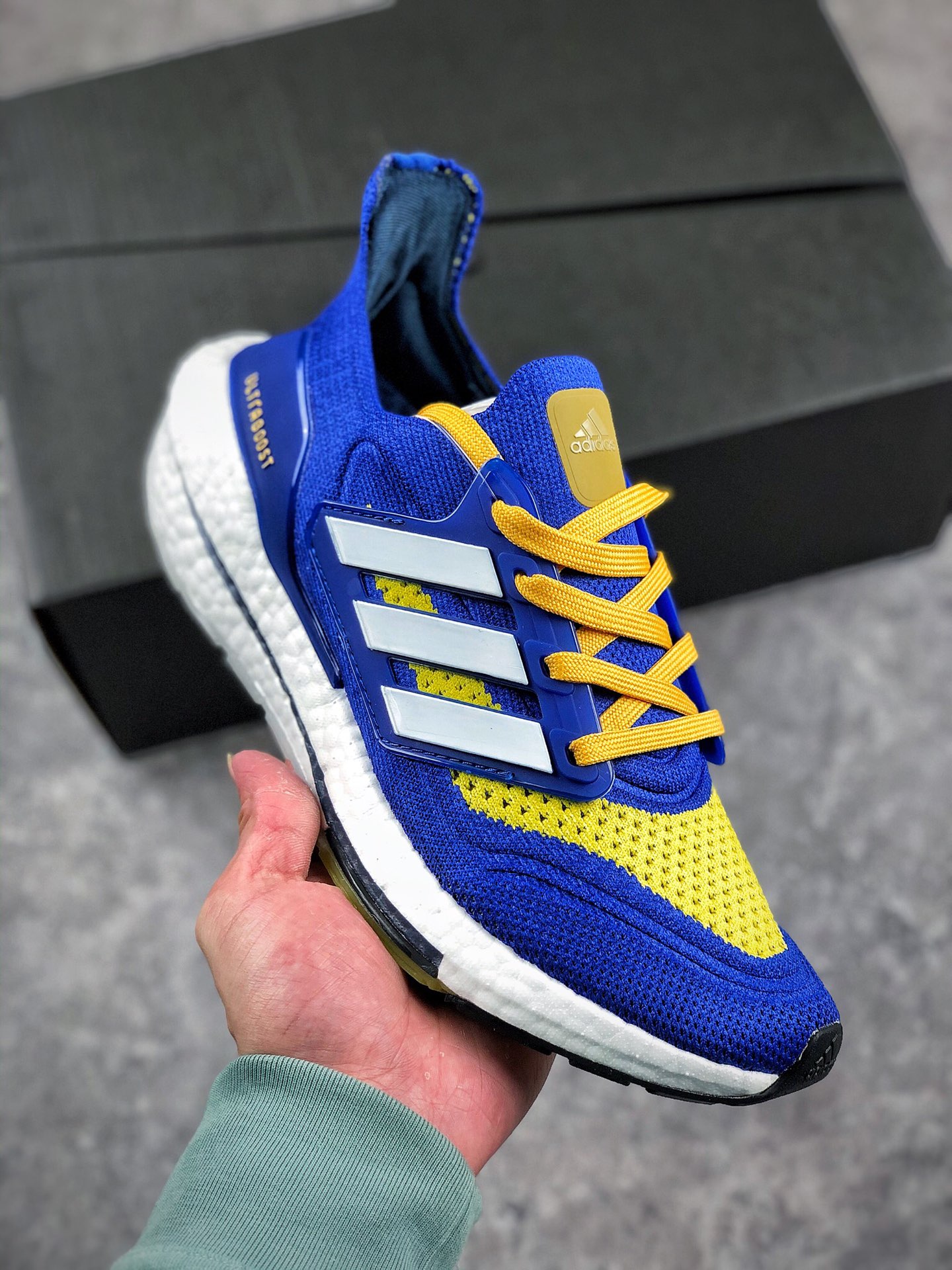 本地自取 支持放店
阿迪达斯 Adidas UB7.0 爆米花 前凸后翘的adidas ultra boost 2021系列正式曝光，新一代的ulrtra boost 21在中底的部分添加了更多的boost材质面积，除了部分标志性的细节处外，这次更新的款式以前凸后翘的流线型呈现。中底的支撑片也变成了造型奇特的U型，鞋子设计十分有速度感。
货号：FZ1926
Size：36 36.5 37 38 38.5 39 40 40.5 41 42 42.5 43 44 45