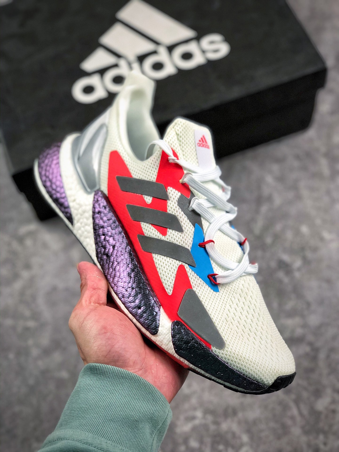 福利特价 冲刺双十一
放店  
adidas Boost X9000L4 爆米花跑步鞋
整体造型极具速度感，与 adidas ZX 系列
相似的硬挺廓形。鞋面以织面材质，
搭配热固橡胶装饰，三角形贴面让鞋身
呈现出满满的科技感与力量感 
货号：G54883
尺码：
40 40.5 41 42 42.5 43 44 45