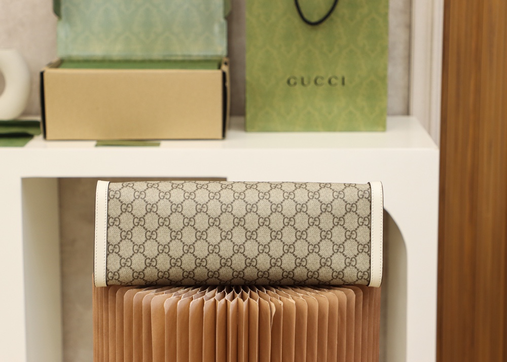 GUCCI 𝐏𝐚𝐝𝐥𝐨𝐜𝐤系列中号肩背包 479197白色