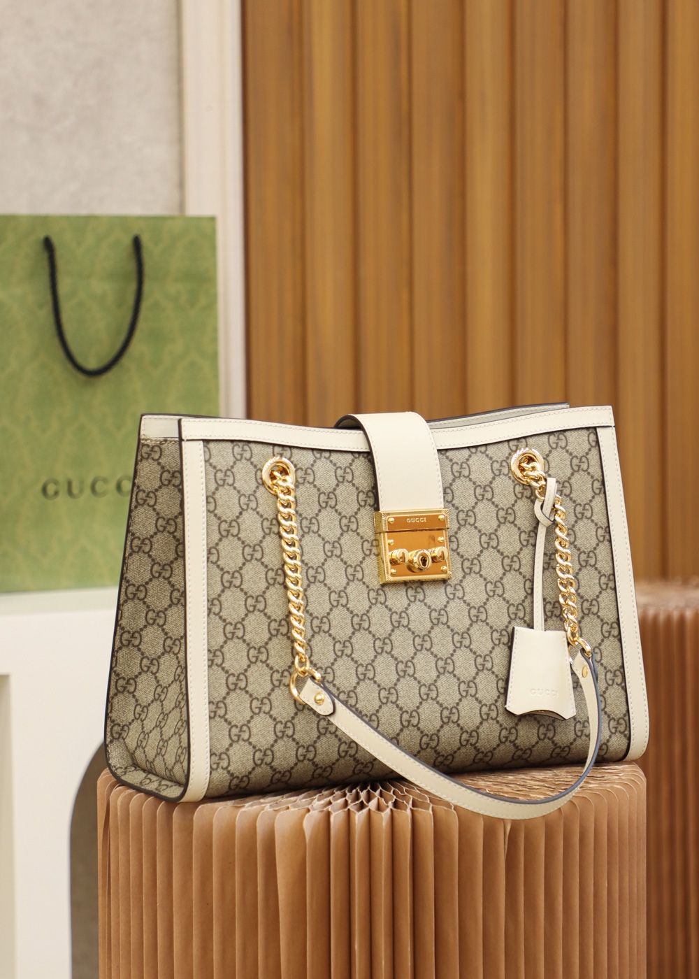 GUCCI 𝐏𝐚𝐝𝐥𝐨𝐜𝐤系列中号肩背包 479197白色