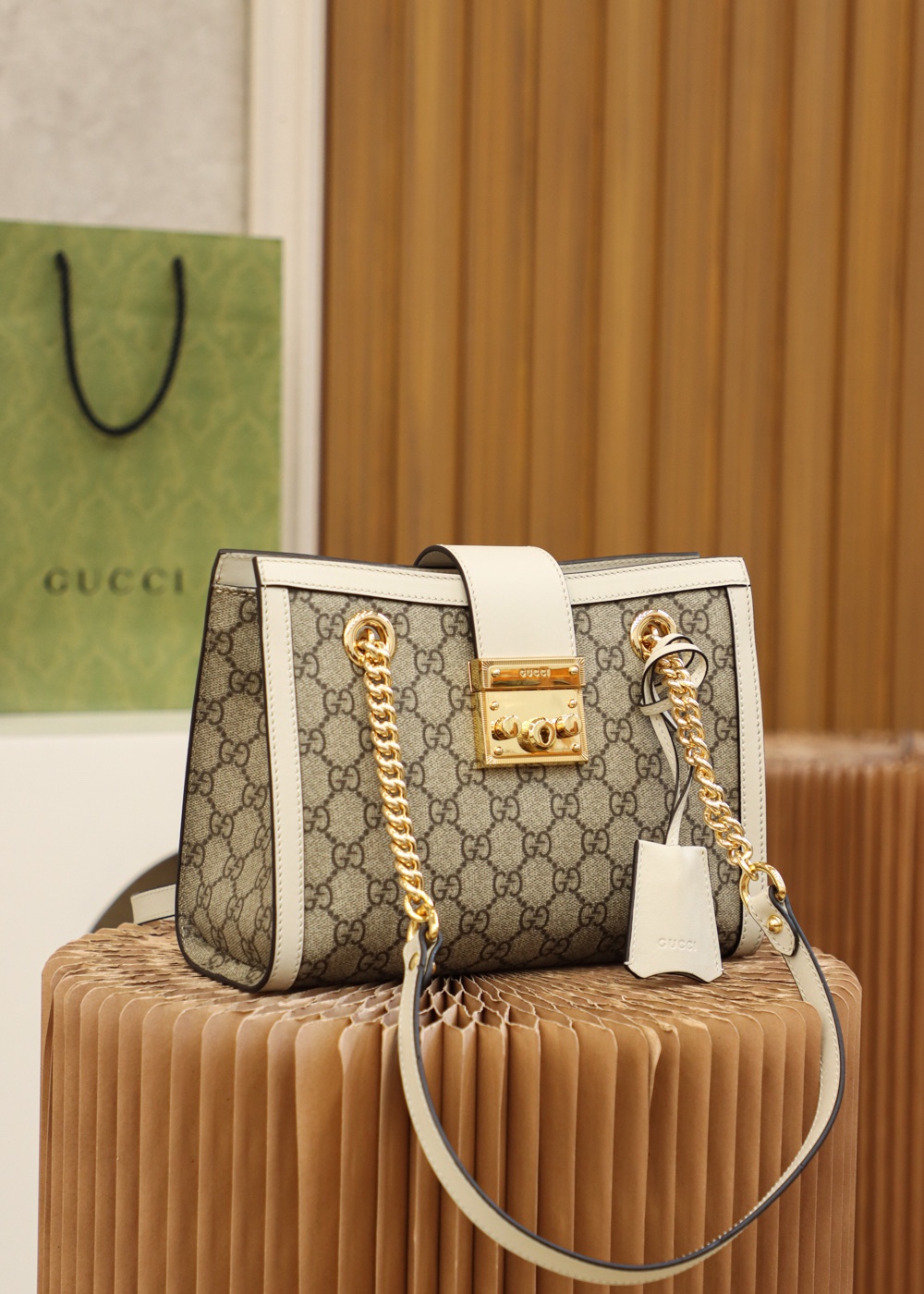 GUCCI 𝐏𝐚𝐝𝐥𝐨𝐜𝐤系列小号肩背包 498156白色