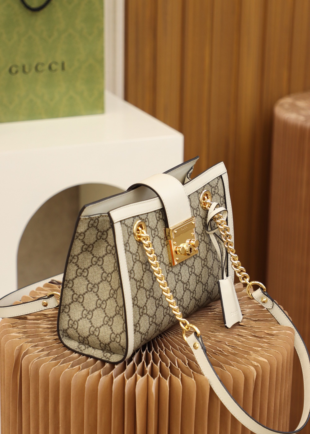 GUCCI 𝐏𝐚𝐝𝐥𝐨𝐜𝐤系列小号肩背包 498156白色