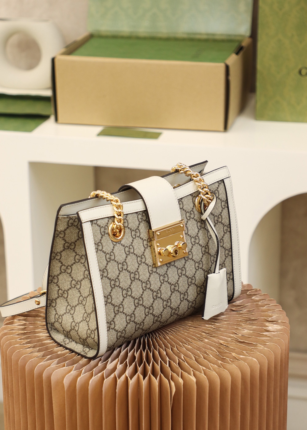 GUCCI 𝐏𝐚𝐝𝐥𝐨𝐜𝐤系列小号肩背包 498156白色