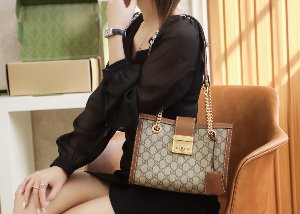GUCCI 𝐏𝐚𝐝𝐥𝐨𝐜𝐤系列小号肩背包 498156棕色