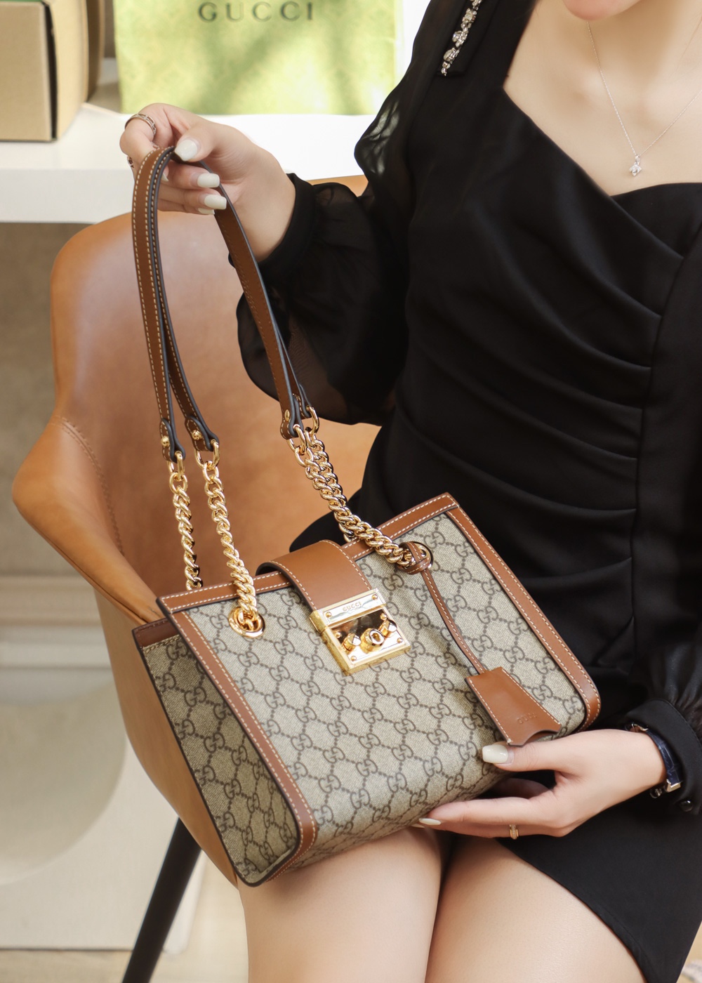 GUCCI 𝐏𝐚𝐝𝐥𝐨𝐜𝐤系列小号肩背包 498156棕色