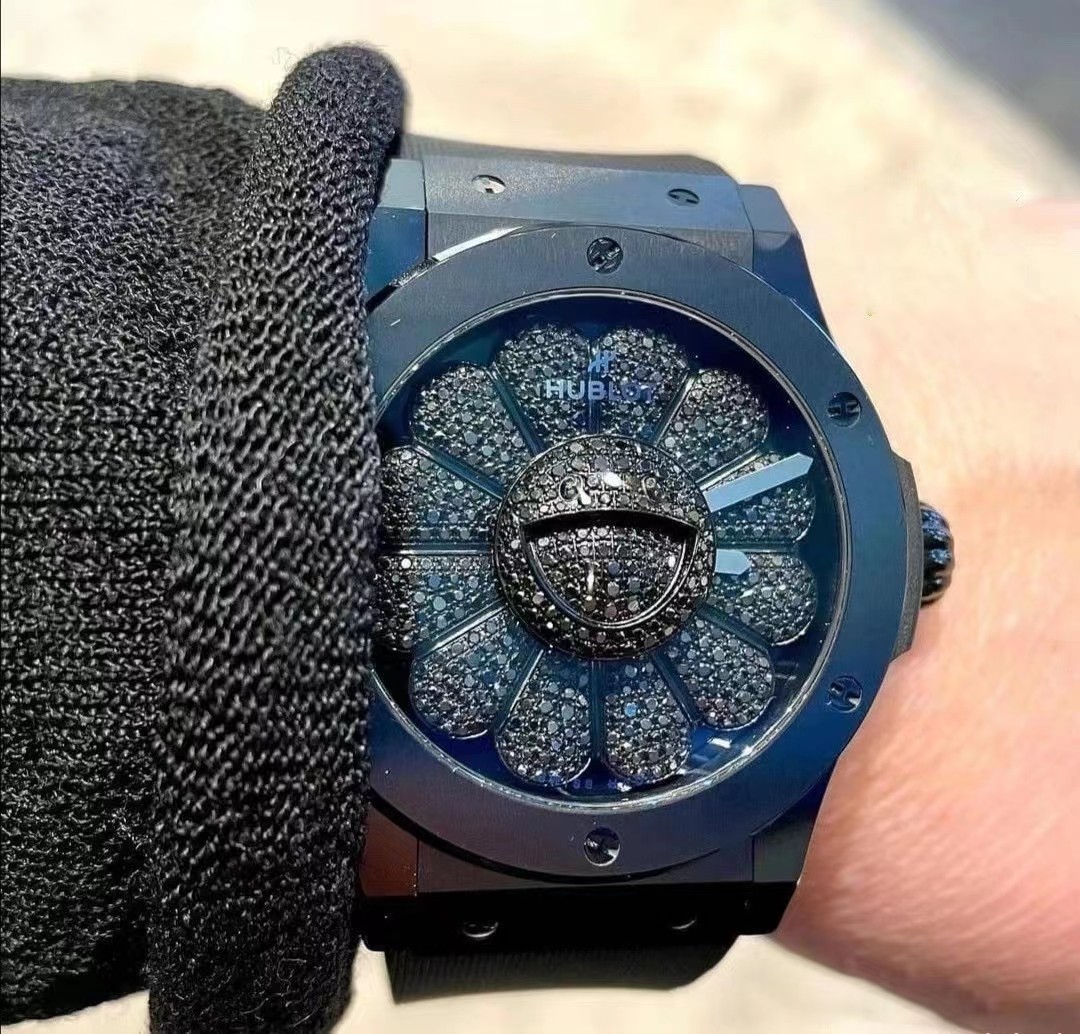NO:541828,Exclusive first sunflower classic fusion series Takashi Murakami watch 507.CX.9000.RX.TAK21 Limited collection Case satin and polished black Diameter: 45 mm, thickness 13.45 mm Waterproof depth 50 meters Satin black ceramic case back Matched with sapphire mirror Bezel satin and polished black ceramic Dial black lacquered dial Rotating decoration 12 pieces of black plated petals Inlaid 456 black diamonds Movement MHUB1214 UNICO  Complex function automatic winding movement, soot grey ruthenium metal clamp and watch bridge, soot grey coated balance wheel, tungsten metal balance wheel, surface retouching microbead sandblasting and satin craftsmanship, escapement mechanism Swiss silicon lever, escapement mechanism, number of components 256, number of gemstones 30, vibration frequency 4 Hz (28,800 times per hour), power reserve 72 hours bracelet & buckle black lining rubber strap, black plated stainless steel, folding buckle Pricing, 300 CNY,19860909独家首发太阳花经典融合系列村上隆腕表 507.CX.9000.RX.TAK21 限量典藏枚 表壳缎面及抛光黑色 直径:45毫米,厚度13.45毫米 防水深度50米 表背缎面黑色陶瓷表背 搭配蓝宝石镜面 表圈缎面及抛光黑色陶瓷 表盘黑色漆面表盘 旋转装饰 12片镀黑花瓣 镶嵌456颗黑色钻石 机芯MHUB1214 UNICO 复杂功能自动上链机芯,烟灰色钌金属夹板和表桥,烟灰色涂层摆轮,钨金属摆轮,表面润饰微珠喷砂和缎面工艺,擒纵机构瑞士硅质杠杆式,擒纵机构,组件数量256,宝石数量30,振频4赫兹（每小时28,800次）,动力储存 72小时 表链&表扣黑色带衬里橡胶表带,镀黑精钢,折叠式表扣 定价,300 CNY,,Watch