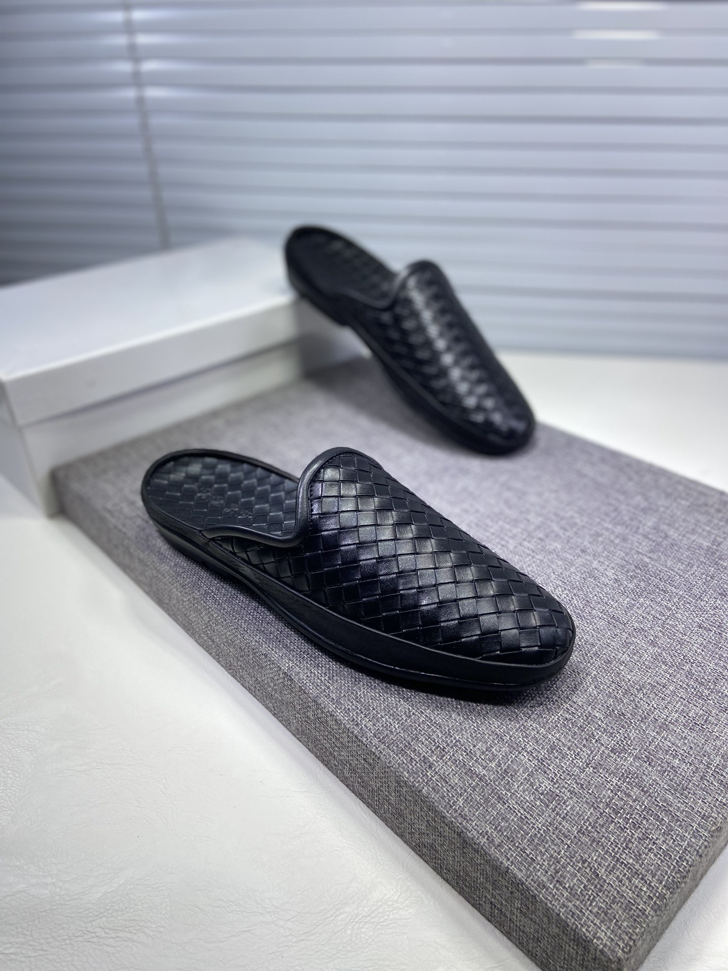 I0 💎 Bottega Veneta  四季款凉鞋半拖男鞋⚖📍原版复刻，全手工高端男士个性凉鞋 鞋面进口牛皮 内里透气羊皮里💮一脚蹬设计 轻便灵巧☮☮合适各种场合👍👍标准码38-44码