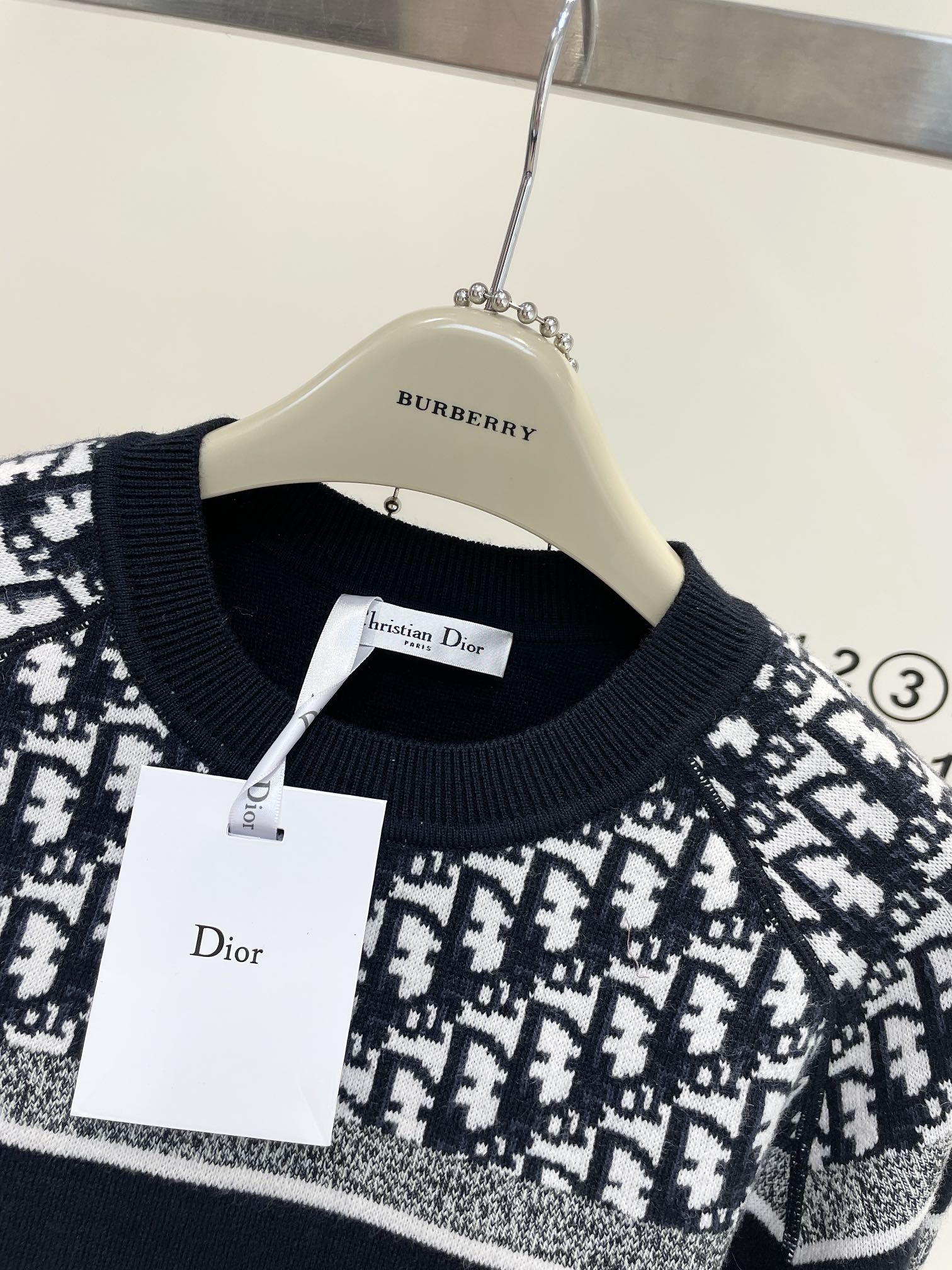 Dior21FW经典老花双面穿毛衣甄选百分之百春羊毛面料双面德国进口机提花工艺多高级一眼就能看出了！这件