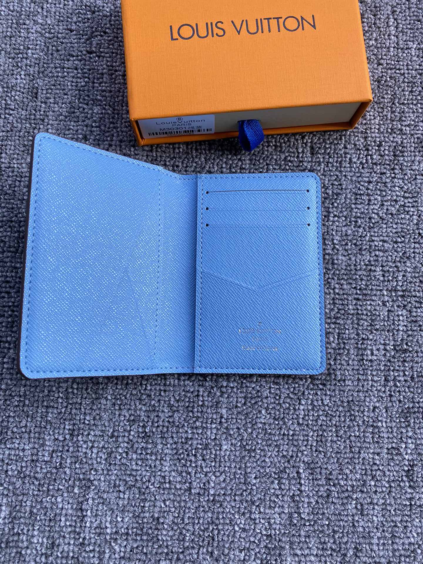 Leather card holder fits in pocket