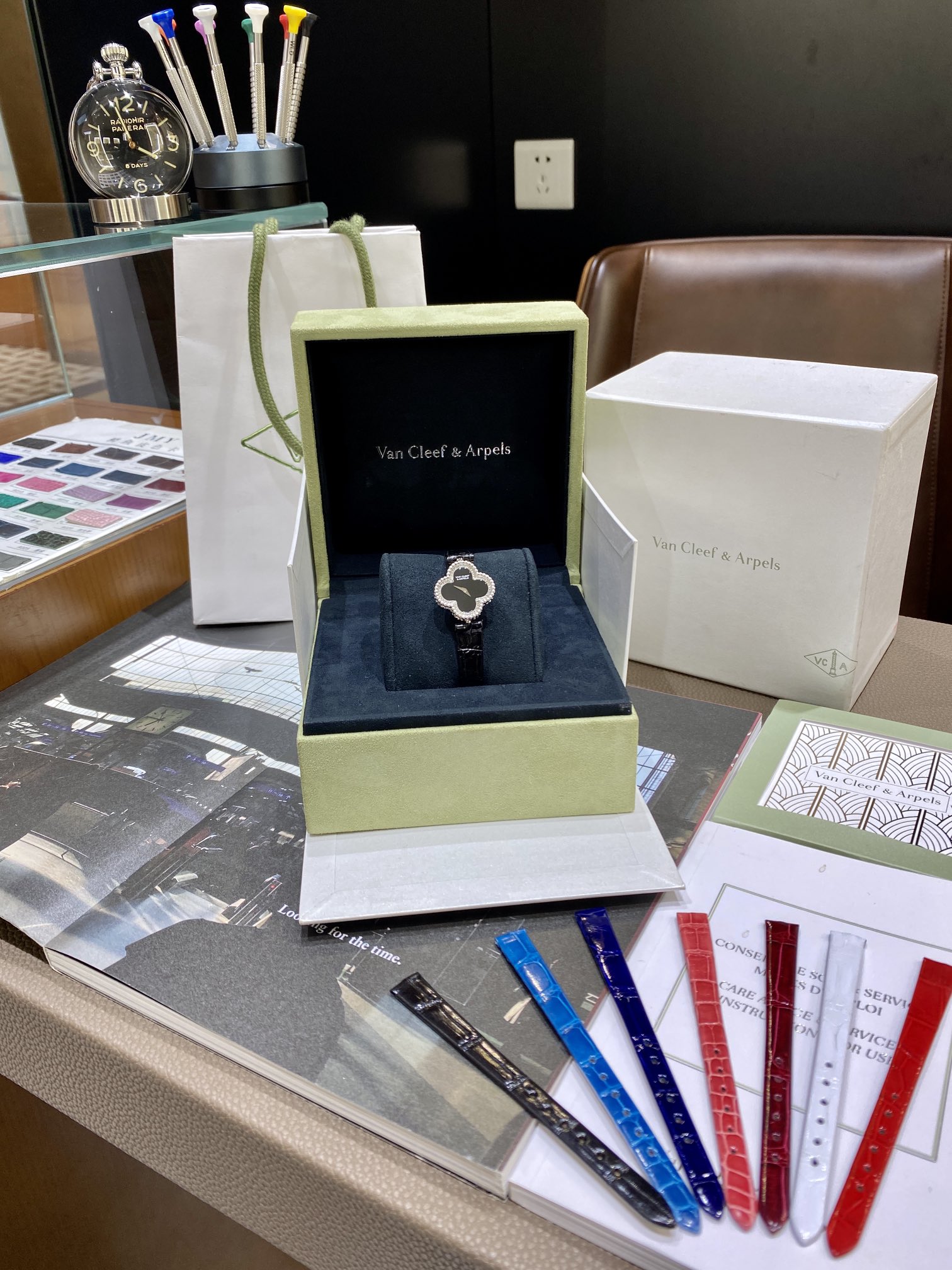 NO:394389,VCA Van Clerk Arpels 4-leaf clover alligator leather watch Bracelet material is made of sterling silver to create natural gems. Salt-sweet chain-band watches allow the lucky four-leaf clover to bring you every minute and every second of the lucky ones. The electroplating 18k gold craft 'Sweet Alhambra' series reinterprets the amulet-like four-leaf clover, buy the original version at high prices, and use the ZP version according to the ZP version, using the sub-piece jewelry technology. This is the latest mini mini dial for the counter 22.7mmx 22.7mm available in gold, rose gold, and platinum. The small dial is super exquisite. The counter-level large goods are made completely 100% copy the original data. Fully hand-polished and polished jewelry technology. The 18k gold electroplated case. The time-adjusted crown is hidden on the back of the watch case. The case retains the complete four-leaf clover outline. It takes a lot of effort to get the original Swiss 1042 same model quartz movement. It has its own watch.  There are also its 'core'. There are three types of dials: black agate, mother shell natural stone, and gold radiation. They are very exquisite and high-end. I finally waited for a few months and waited for the goods to come and couldn't wait to share them with everyone. The hand-polished and shipped is very special. It is very slow..., stuart weitzman, van clear, bracelet, crocodile skin, gold, pure silver19860909VCA梵克雅宝 四叶草鳄鱼皮腕表 手链材质纯银打造天然宝石 可盐可甜链带表让幸运四叶草手表带给你每一分每一秒的幸运相随 电镀18k金工艺“Sweet Alhambra ”系列 重新诠释护身符一般的四叶草,重金购入原版,按照ZP打版,采用分件珠宝工艺 这是专柜最新出迷你小表盘22.7mmx 22.7mm 有黄金、玫瑰金、白金可选 小小的表盘超级精致 专柜级别做大货完全百分百复制原版数据 全手工打磨抛光珠宝工艺 18k金电镀表壳 调时间的表冠则隐藏于表背 让表壳保留完整的四叶草轮廓 费劲千辛搞到原装瑞士1042同型号石英机芯 有其表 更有其“芯” 有黑色玛瑙、母贝天然石、黄金放射3种表盘 很精致很高级 好不容易熬了几个月等到来货迫不及待分享给大家,全手工打磨出货特别特别的慢慢慢…,,stuart weitzman,van cleef,bracelet,crocodile skin,gold,pure silver,Watch