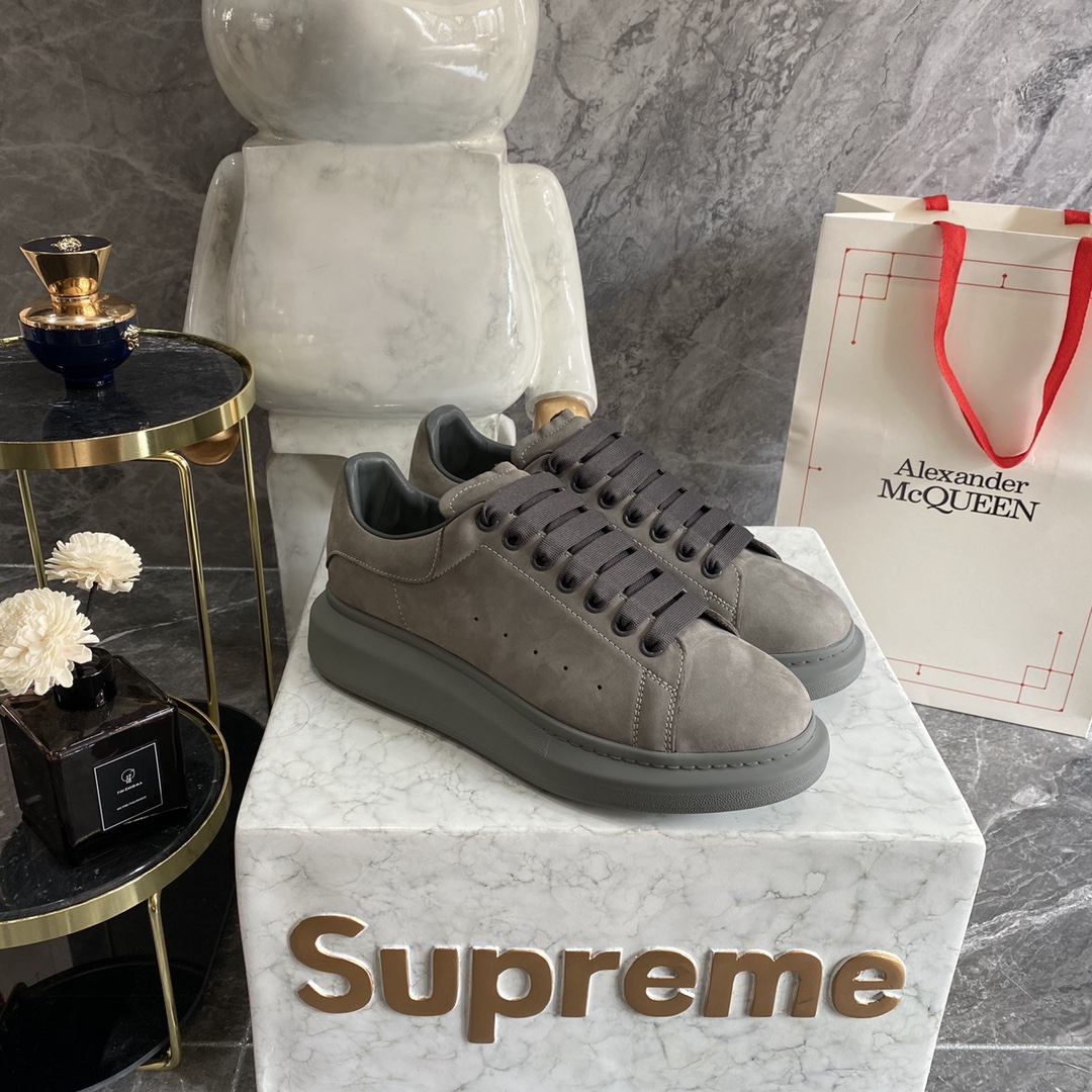 NO:695214,Top version Alexander McQUEEN new style @authentic explosion-proof 11 top McQueen original leather, white imported silk leather, original white shoe box, cloth bag handbag, complete package, and an extra pair of shoelaces!  The back-packing process uses imported shaping machine hot melt glue to shape!  Perfect authentic replica!  - McQueen's classic star hit and versatile model that keeps returning. 1. High-quality fabric imported from Italy. Resistant to water and does not change color. Silk cowhide color matching. 2. Lining imported A-grade water-dyed sheepskin (the price is the same as cowhide and more comfortable than cowhide). Cowhide foot pads!  Feet with super clear high temperature air pressure logo 3 outsole original private mold rubber TU full matte outsole, men's and women's models have different mold last shapes 4 eyelets all-steel eyelet gaskets are also all steel and will not deform or fade K market iron-made eyelets Thick sole design About 4.5cm Size female 34-41 male 38-46 (female 34 41 male 38 45 46  Non-returnable), casual shoes/sports shoes, alexander mcqueen, sneakers, cowhide, sheepskin19860909顶级版本 Alexander McQUEEN新款@正品爆拆 11顶级麦昆原版皮料白色进口丝绸皮 原版白色鞋盒 布袋手提袋 全套包装、多送一副鞋带！后包工艺采用进口定型机热熔胶定型！完美正品复刻！- 麦昆 经典明星爆款百搭款回头率 1面料意大利进口高质感.抗水擦不变色质.丝绸牛皮配色 2内里进口A级水染羊皮（价格和牛皮里同等 比牛皮上脚还舒适） 垫脚牛皮垫脚！垫脚超清晰高温空压logo 3大底原版私模橡胶TU全哑光大底,男款女款磨具楦型都不一样  4鸡眼全钢鸡眼垫片也是全钢 不变形不掉色 k市场 铁制造鸡眼 厚底设计 约4.5cm Size女34-41 男38-46（女34 41 男38 45 46 不退换）,休闲鞋/运动鞋,alexander mcqueen,sneakers,cowhide,sheepskin,Women's Shoes