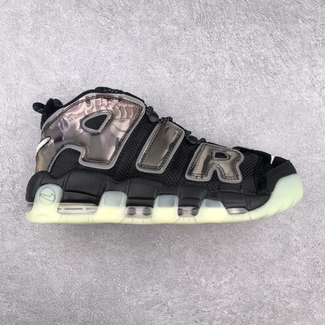 H5 原装 Nike Air More Uptempo ’96 OG 皮蓬大AIR 黑蓝红配色 DJ4633-010 以流行于街头的涂鸦文化为设计灵感，整体的设计风格夸张而充满魅力，厚实而充满质感的皮质鞋面两侧印刻了一对巨大的字母“AIR”，独特炫酷的外观惊艳无比