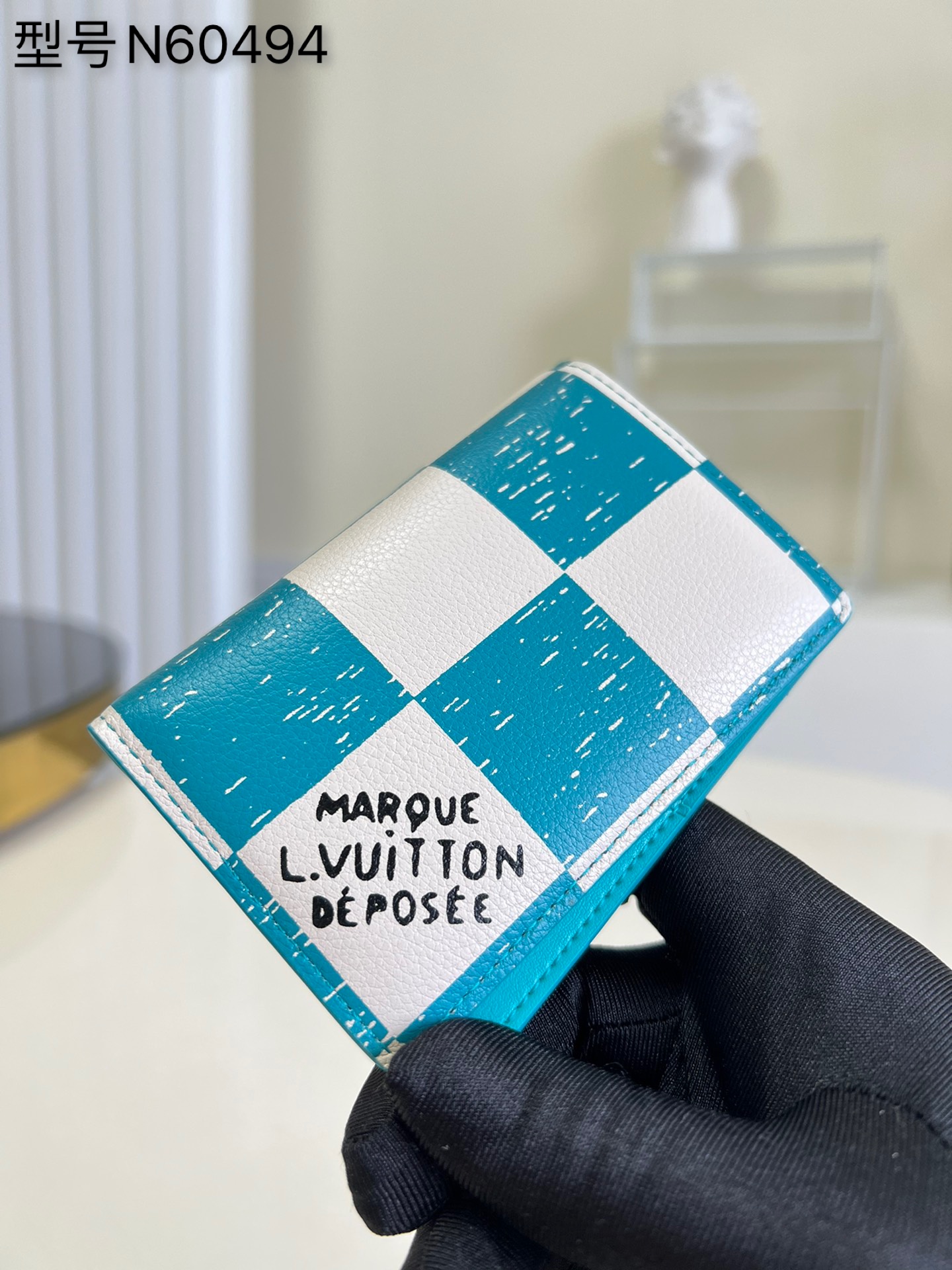 NO:397968,[Exclusive real shot N60494] The pocket wallet is depicted in cowhide Damier checkerboard pattern. A close look shows the exquisite dark square like a pencil drawing. The texture is varied. The small size can be put into the pocket. The inner compartment and the positioning ensure the orderly items. Size 8x11x1cm a.,LV [original leather],louis vuitton,cowhide19860909【独家实拍N60494】口袋钱夹为牛皮描绘 Damier 棋盘格纹 近观可见精致如铅笔画的深色方格 感悟参差质感 小巧尺寸可收入口袋 内隔层和卡位确保物品井然有序.尺寸8x11x1cm a.,LV【原厂皮】,louis vuitton,cowhide,Bag