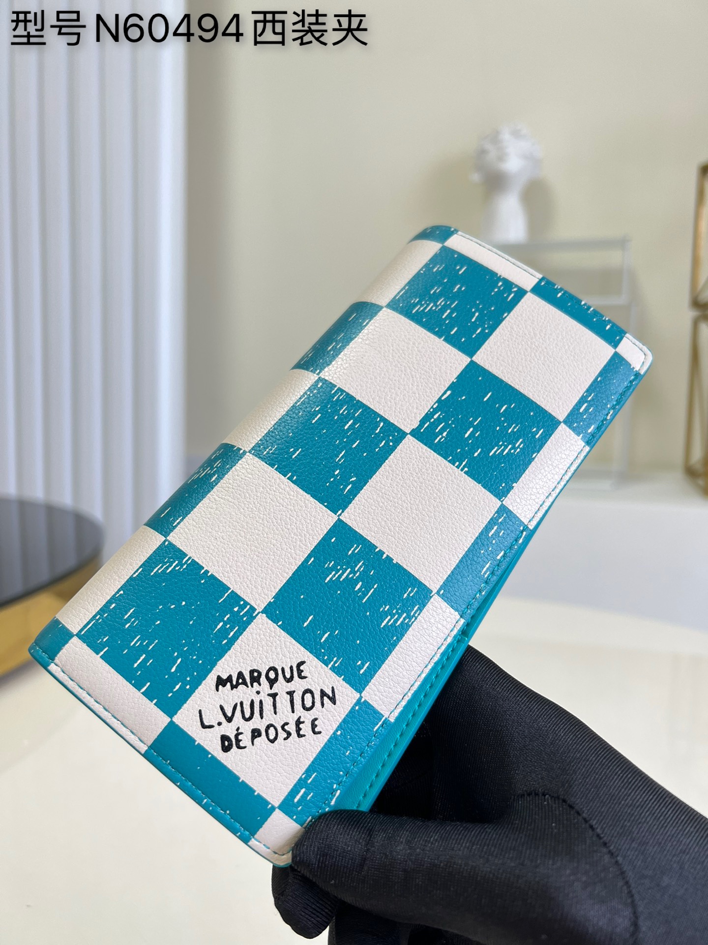 NO:397970,[Exclusive real photo N60494 suit clip] BRAZZA wallet This pocket wallet is depicted in cowhide. Damier checkerboard pattern. A close look shows a dark square that is as exquisite as a pencil. The texture is evident. The inner compartment and the positioning ensure that the items are orderly. Size 19x10x2cm a.,LV [original leather],louis vuitton,business suit,cowhide19860909【独家实拍N60494西装夹】BRAZZA 钱夹 本款口袋钱夹为牛皮描绘 Damier 棋盘格纹 近观可见精致如铅笔画的深色方格 感悟参差质感 内隔层和卡位确保物品井然有序 尺寸19x10x2cm a.,LV【原厂皮】,louis vuitton,business suit,cowhide,Bag