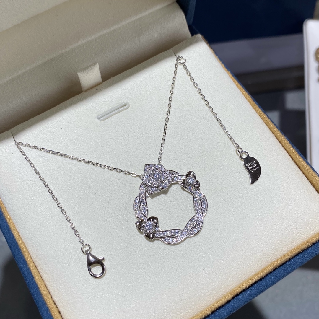 P105⚠⚠️️此款调价：V金材质   好看的饰品不少，让人怦然心动的款式不多🌹🌹一见倾心的 伯家玫瑰花圈项链 美的不可方物💗💗💗美到窒息！生活 需要一点点亮眼的色彩，整个人马上出彩！佩戴方便舒适💎