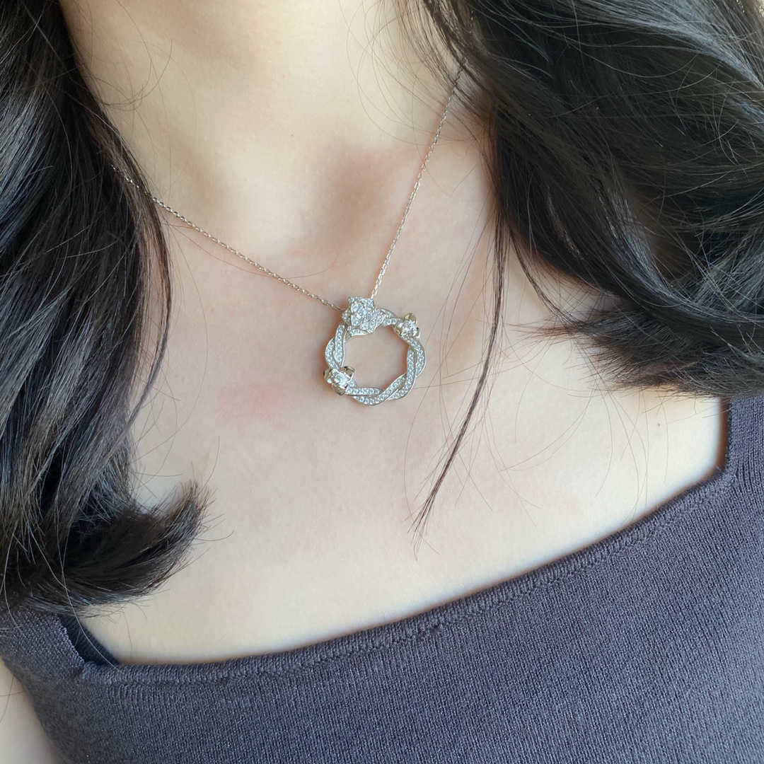 P105⚠⚠️️此款调价：V金材质   好看的饰品不少，让人怦然心动的款式不多🌹🌹一见倾心的 伯家玫瑰花圈项链 美的不可方物💗💗💗美到窒息！生活 需要一点点亮眼的色彩，整个人马上出彩！佩戴方便舒适💎