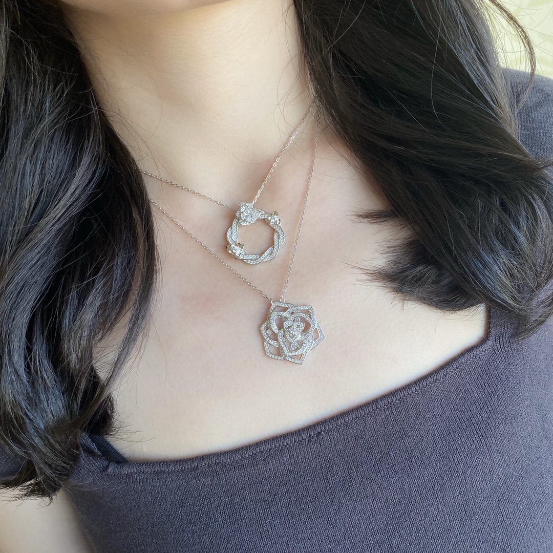 P105⚠⚠️️此款调价：V金材质   好看的饰品不少，让人怦然心动的款式不多🌹🌹一见倾心的 伯家玫瑰花圈项链 美的不可方物💗💗💗美到窒息！生活 需要一点点亮眼的色彩，整个人马上出彩！佩戴方便舒适💎