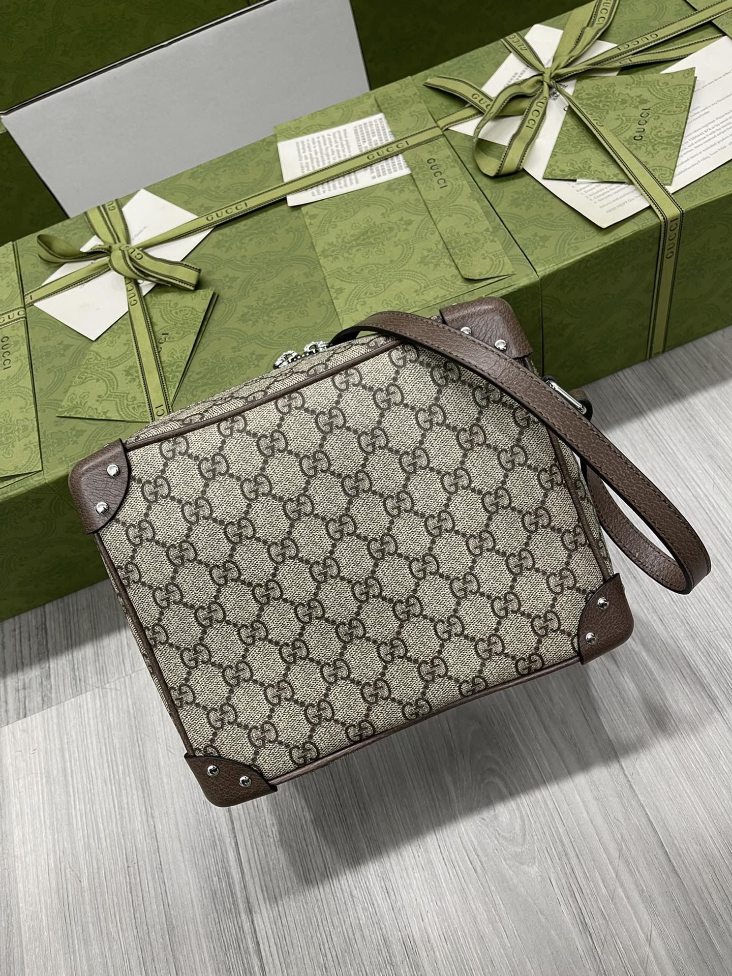 GUCCI Square Shoulder Bag GG Supreme Canvas Leather Corners Zipper Metal Feet