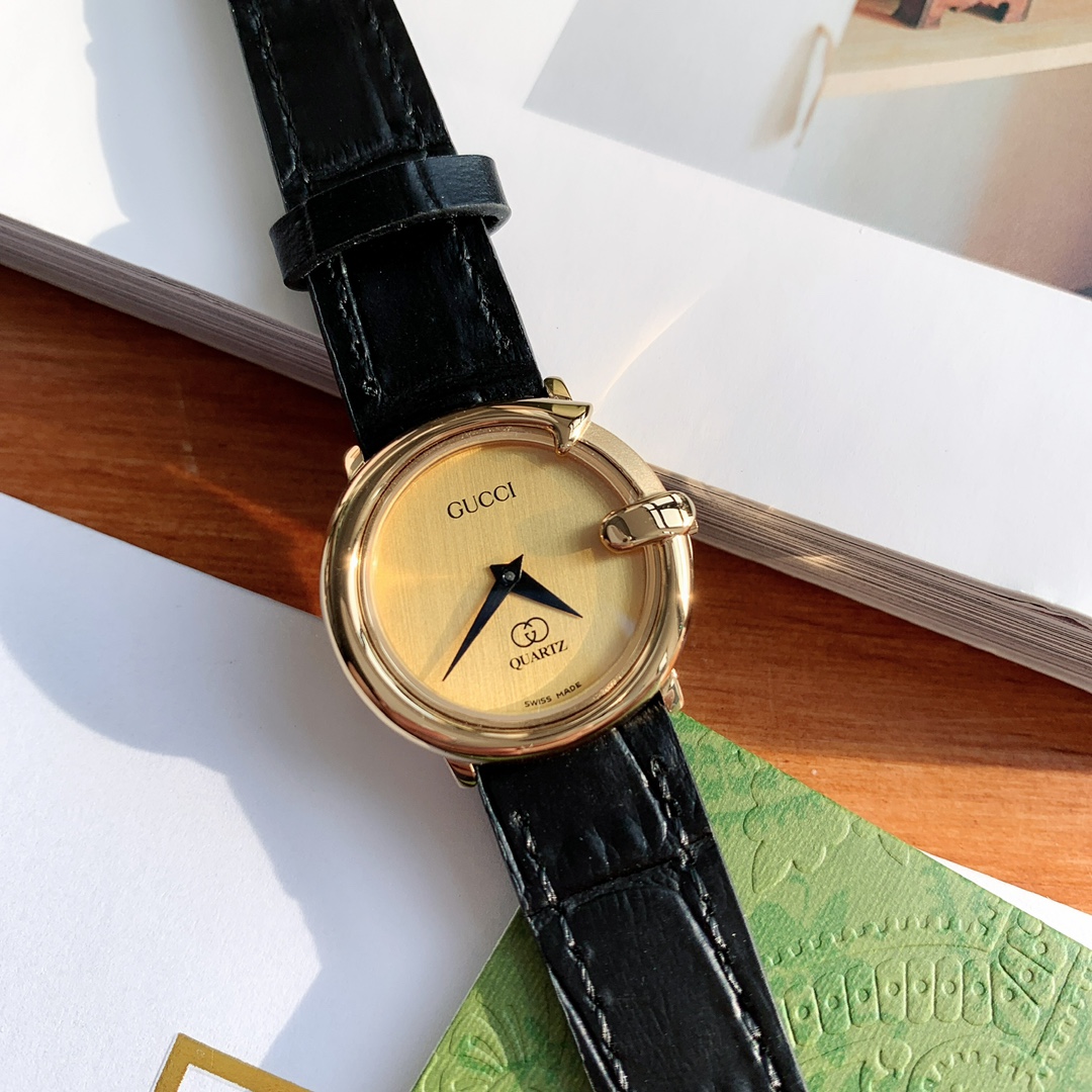 特批💰450。来点硬货!日本中古二手店淘回来的gucci款,极其富有淑女范儿。配上及其简单的表盘,除去记录时间外别无其他功能,删繁就简,追忆简单生活
时尚就是一个轮回,现在正流行的也可能曾经爸爸妈妈压箱底的。这些美表不仅满满vintage韵味,而且一点也不过时!最主要是不怕撞表!
表盘24mm,瑞士ronda石英机芯,全套原包装!