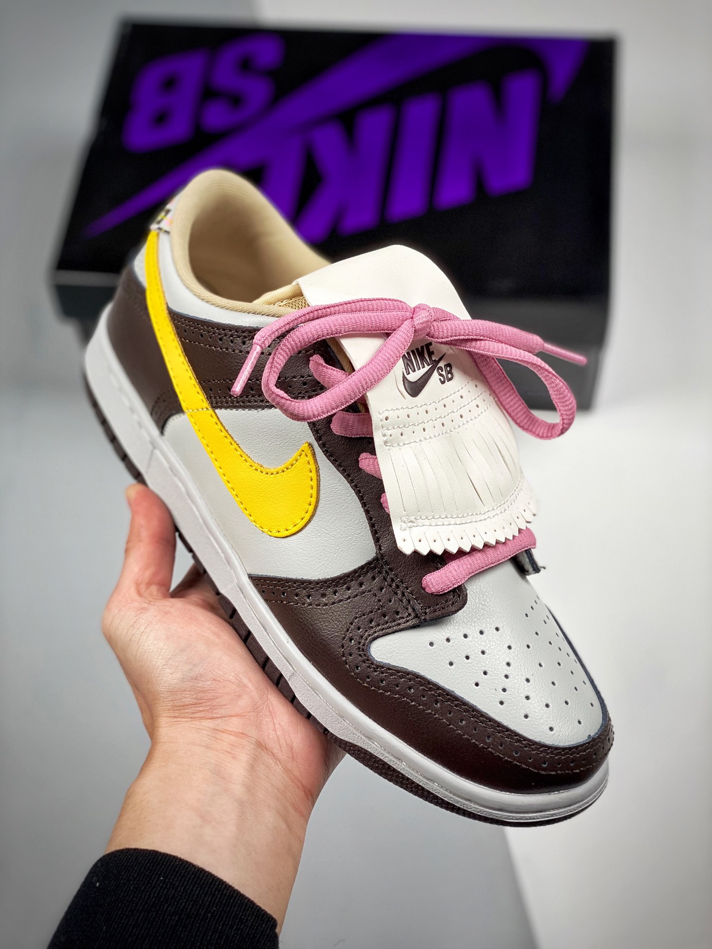 Dunk SB, como su nombre indica, tiene la herencia clásica de Dunk, pero con más elementos de moda. En comparación con l…