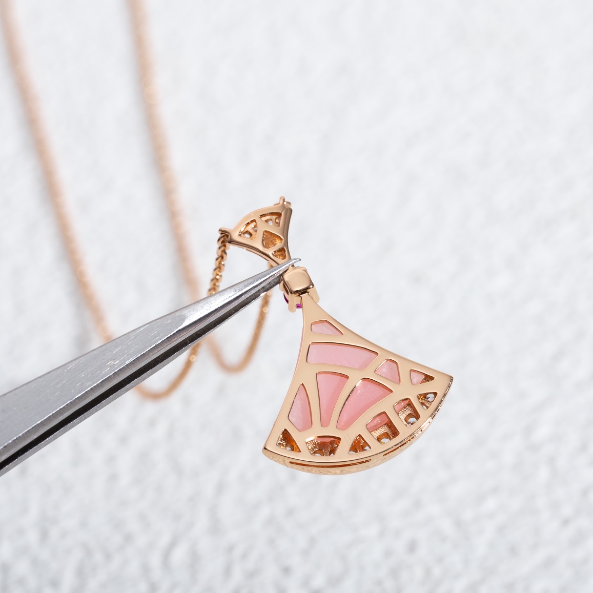 Bvlgari 宝格丽 2020七夕 蛋白粉款项链 整体很有层次感 让小扇子变成了粉嫩的小裙子 对于粉色控实在没什么抵抗力