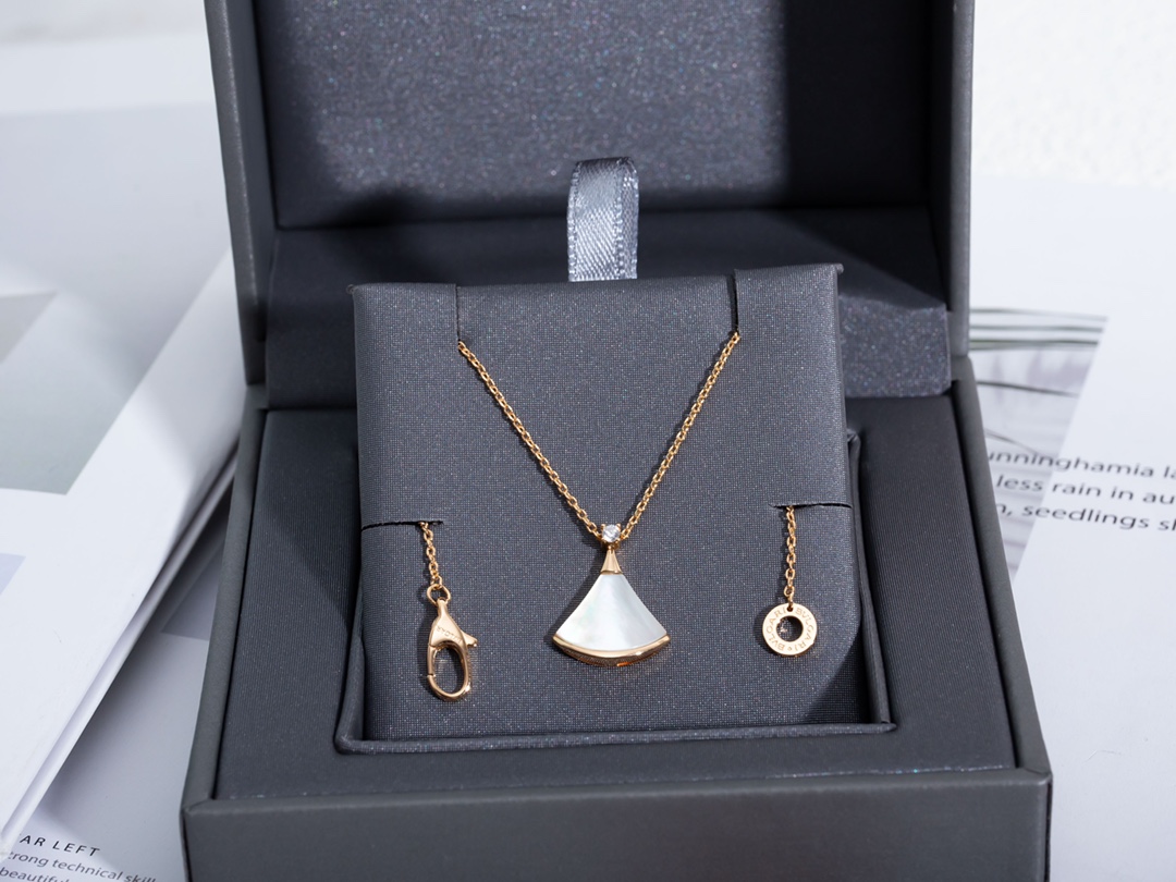 the Divas' Dream necklace pays homage to the most captivating women with - Comprehensive 6