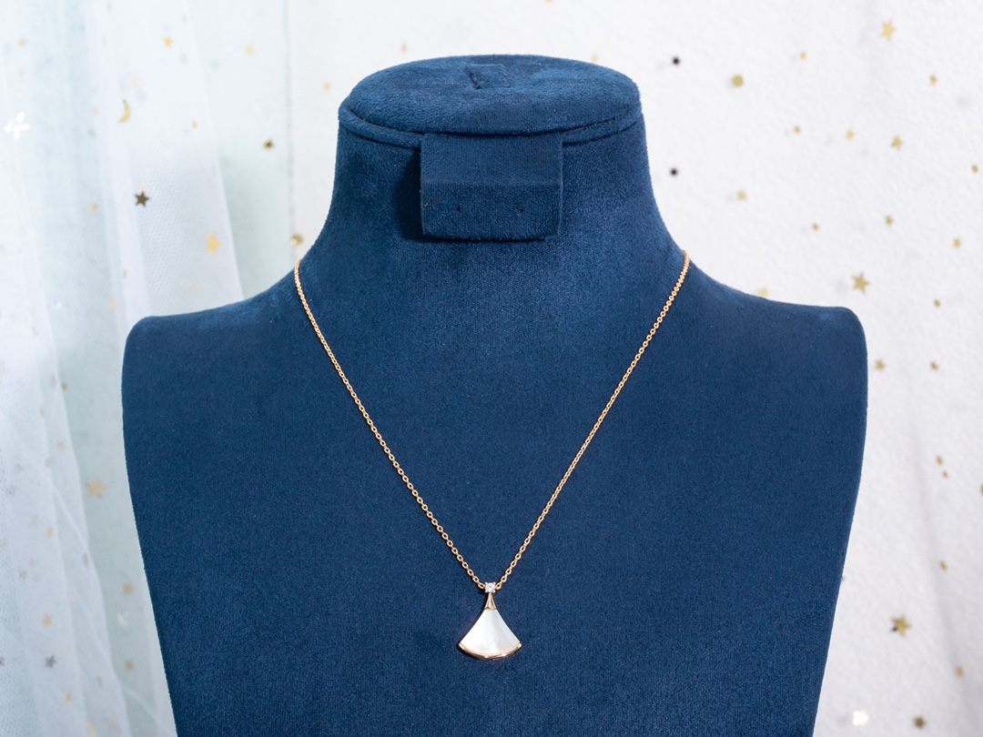 the Divas' Dream necklace pays homage to the most captivating women with - Comprehensive 5