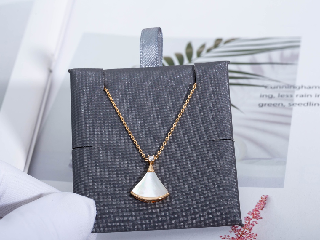 the Divas' Dream necklace pays homage to the most captivating women with - Comprehensive 4