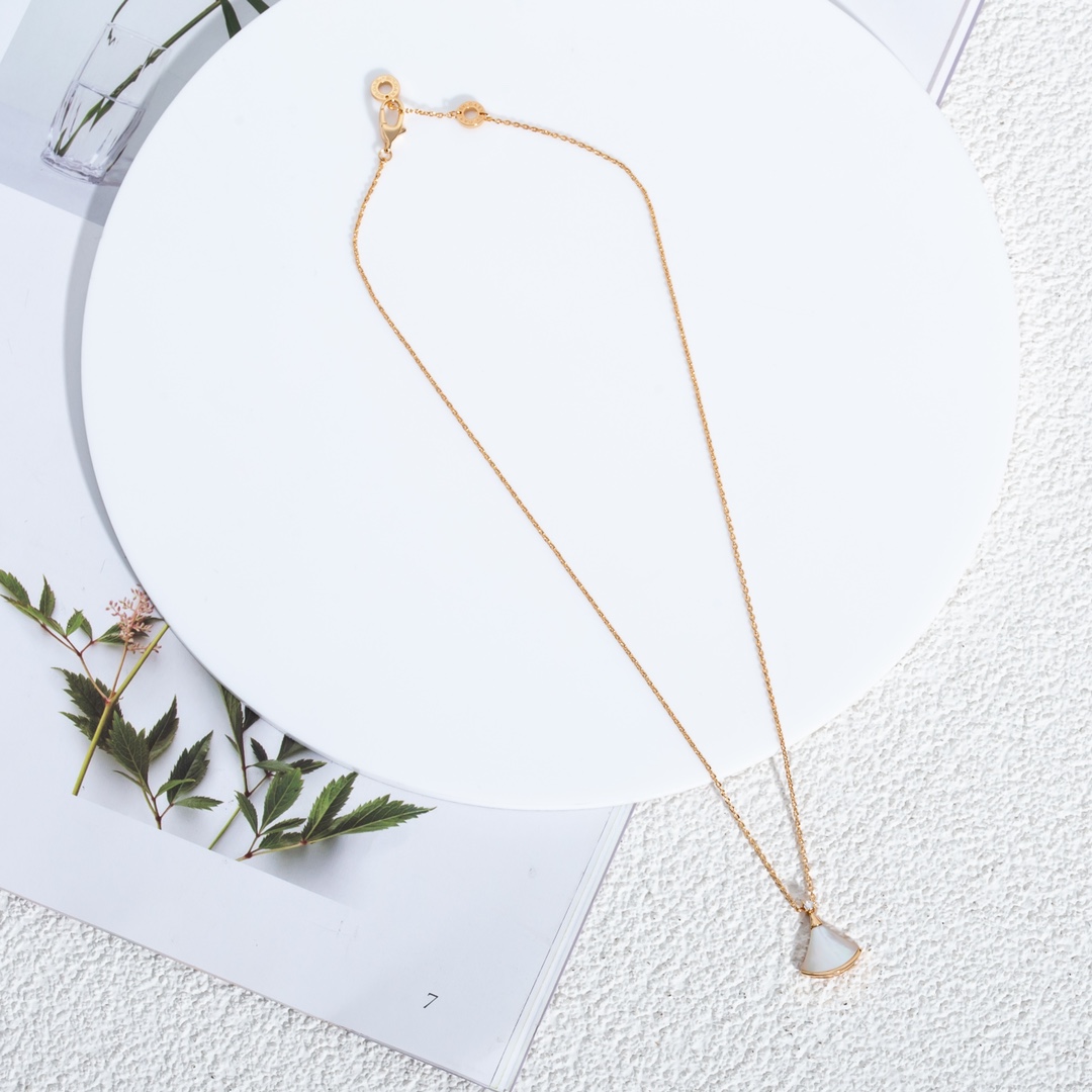 the Divas' Dream necklace pays homage to the most captivating women with - Comprehensive 7