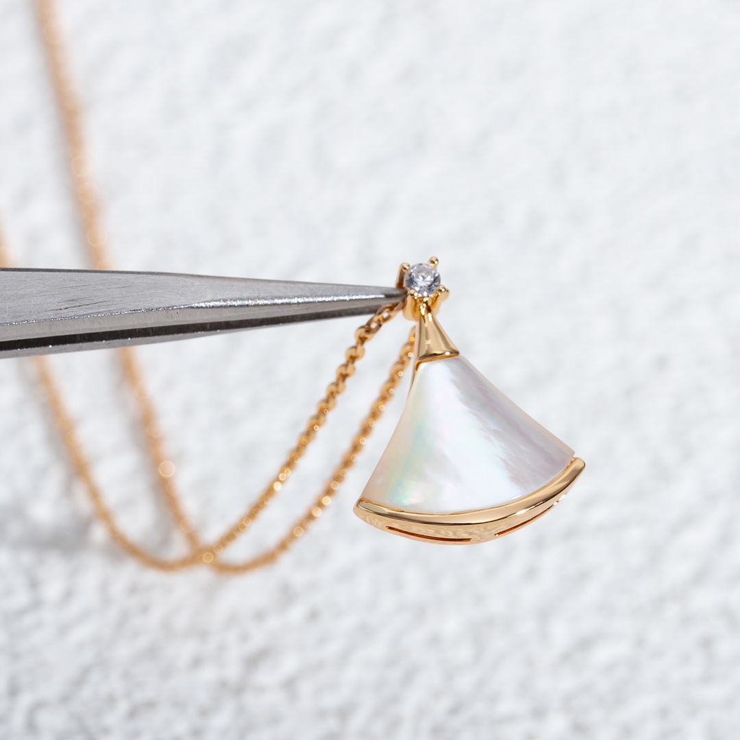 the Divas' Dream necklace pays homage to the most captivating women with - Comprehensive 3