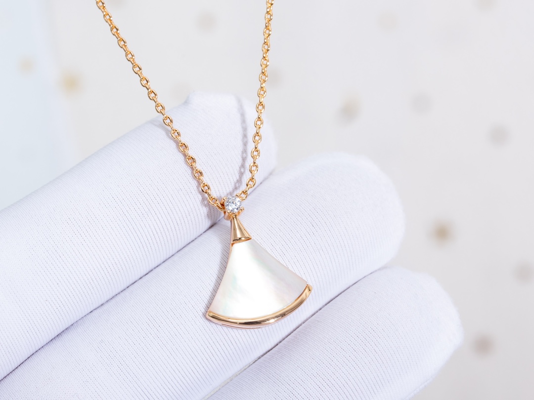 the Divas' Dream necklace pays homage to the most captivating women with - Comprehensive 2