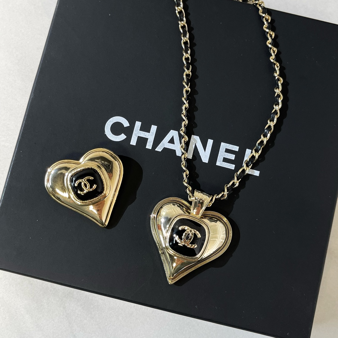 2021新款CHANEL香奈儿双c桃心黑皮绳项链