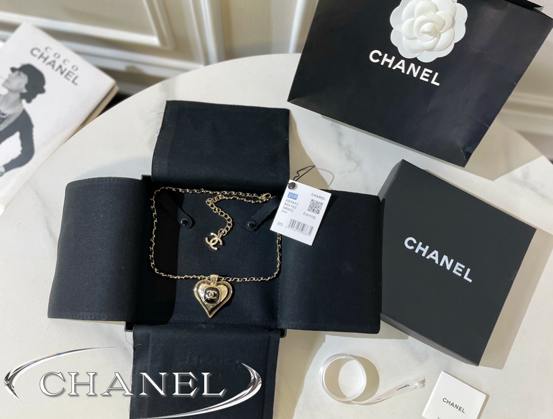 2021新款CHANEL香奈儿双c桃心黑皮绳项链