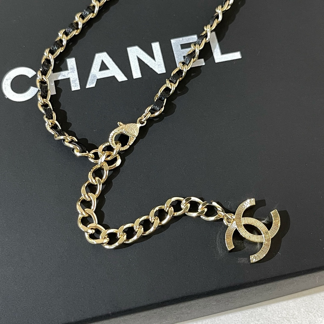 2021新款CHANEL香奈儿双c桃心黑皮绳项链